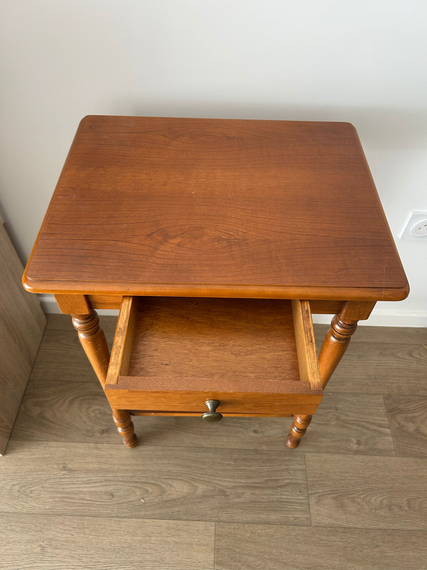 Small accent table in solid wood with a drawer.