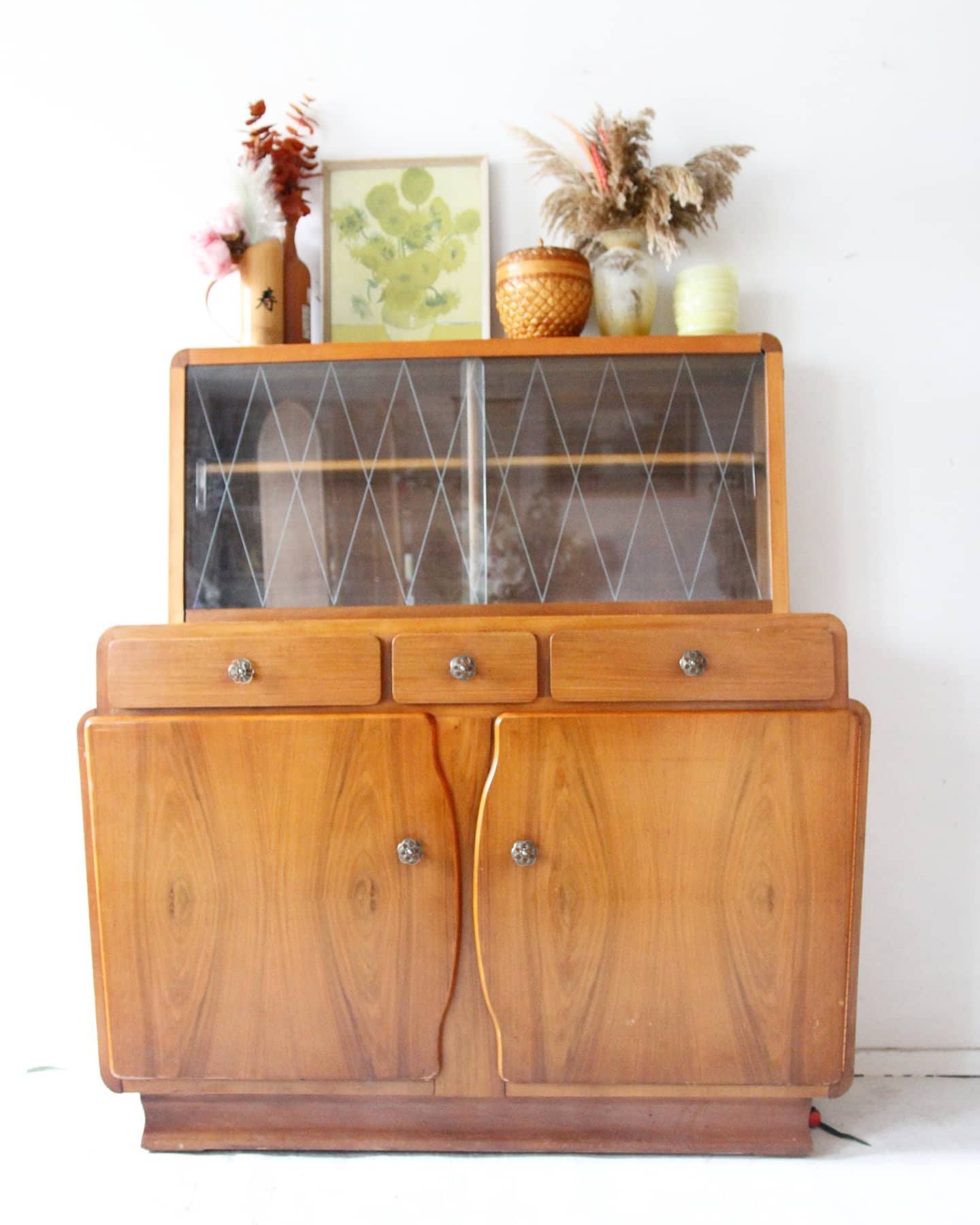 Art deco curvy cabinet