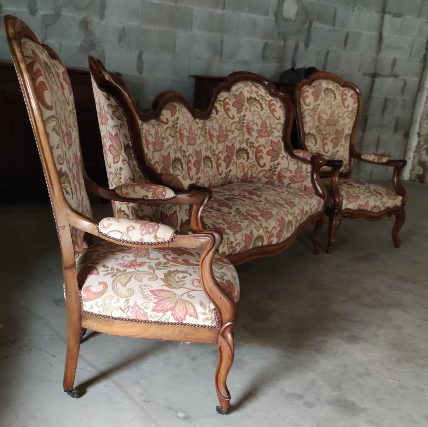 Salon 3 pièces en noyer composé  2 fauteuils et 1 canapé