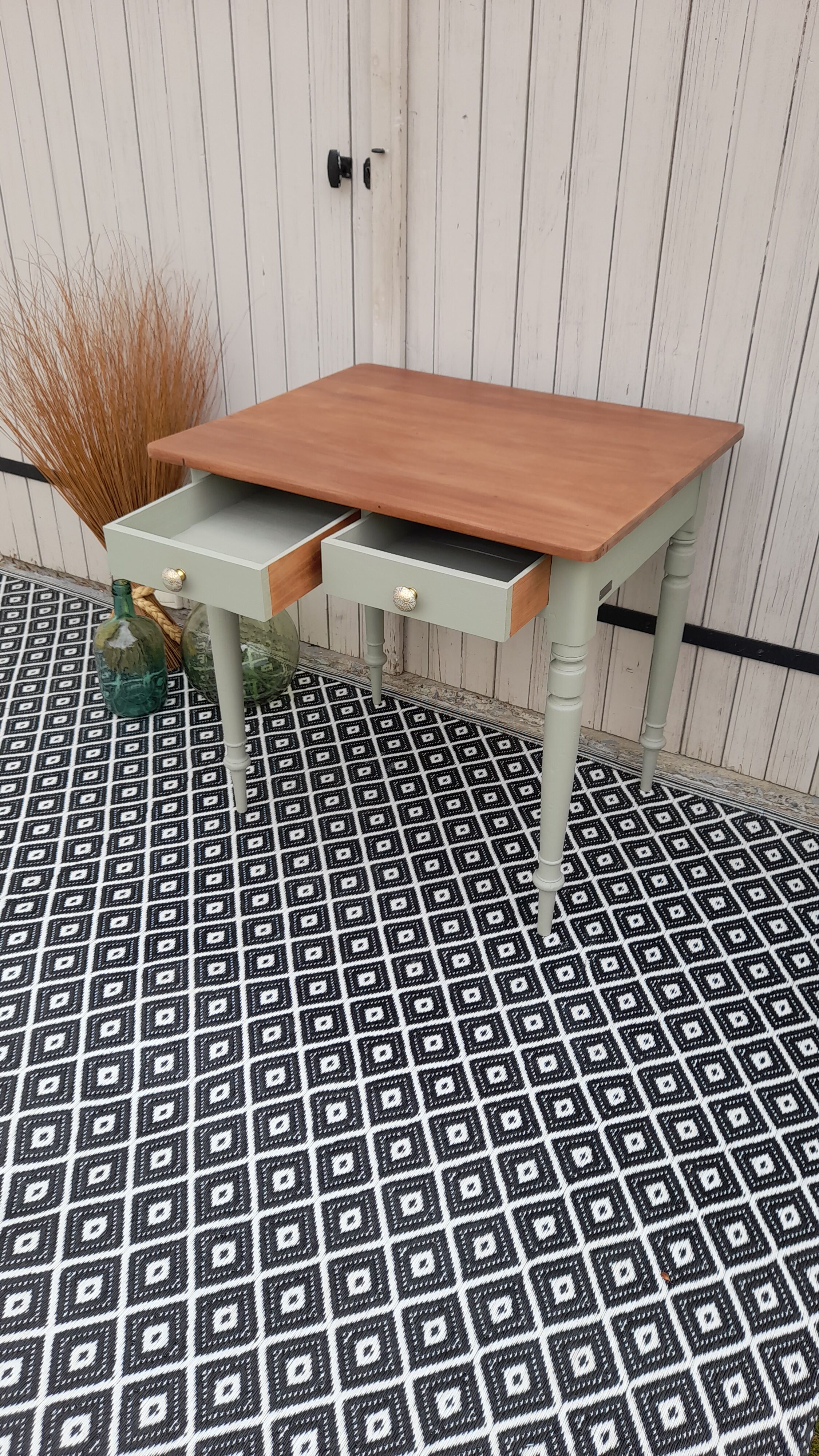 Table / desk