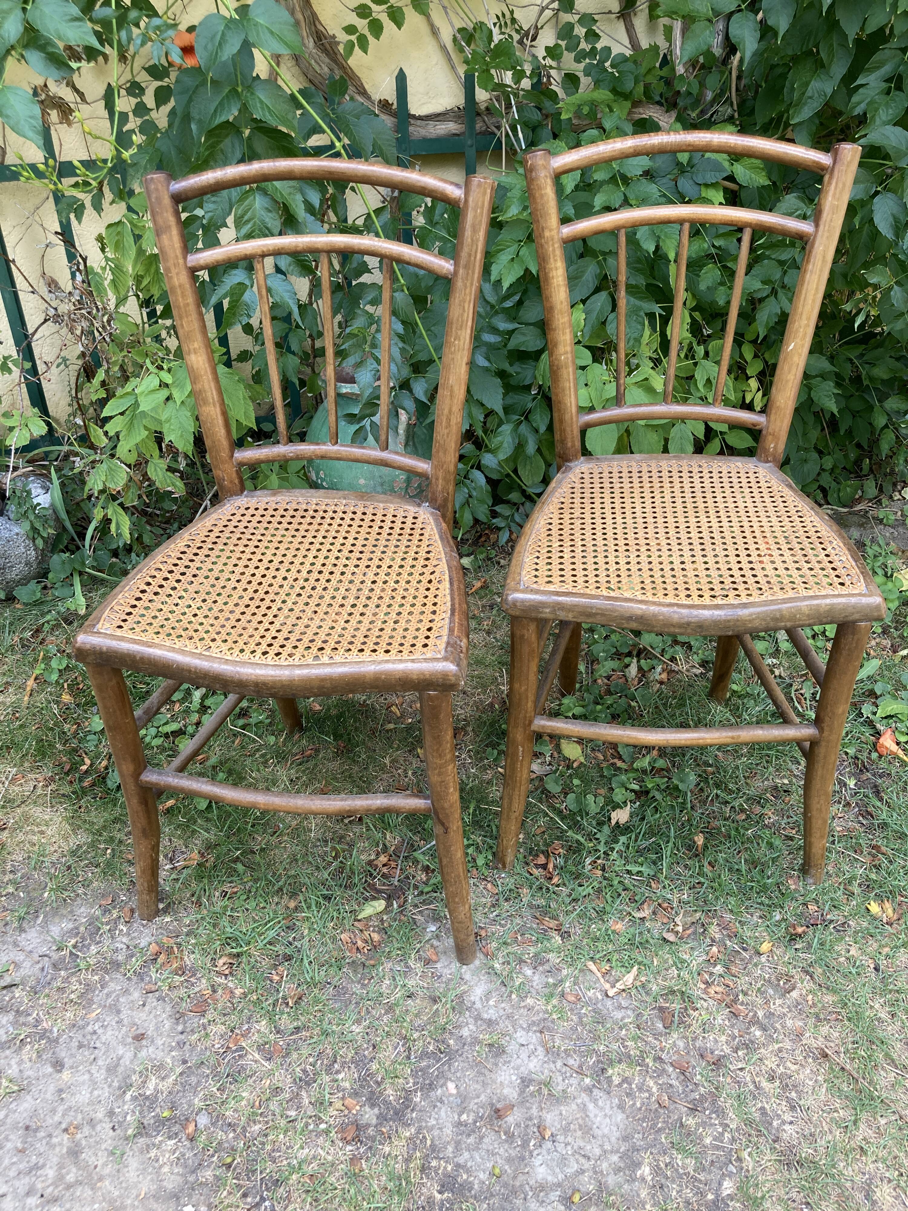 Deux chaises bistrot cannées