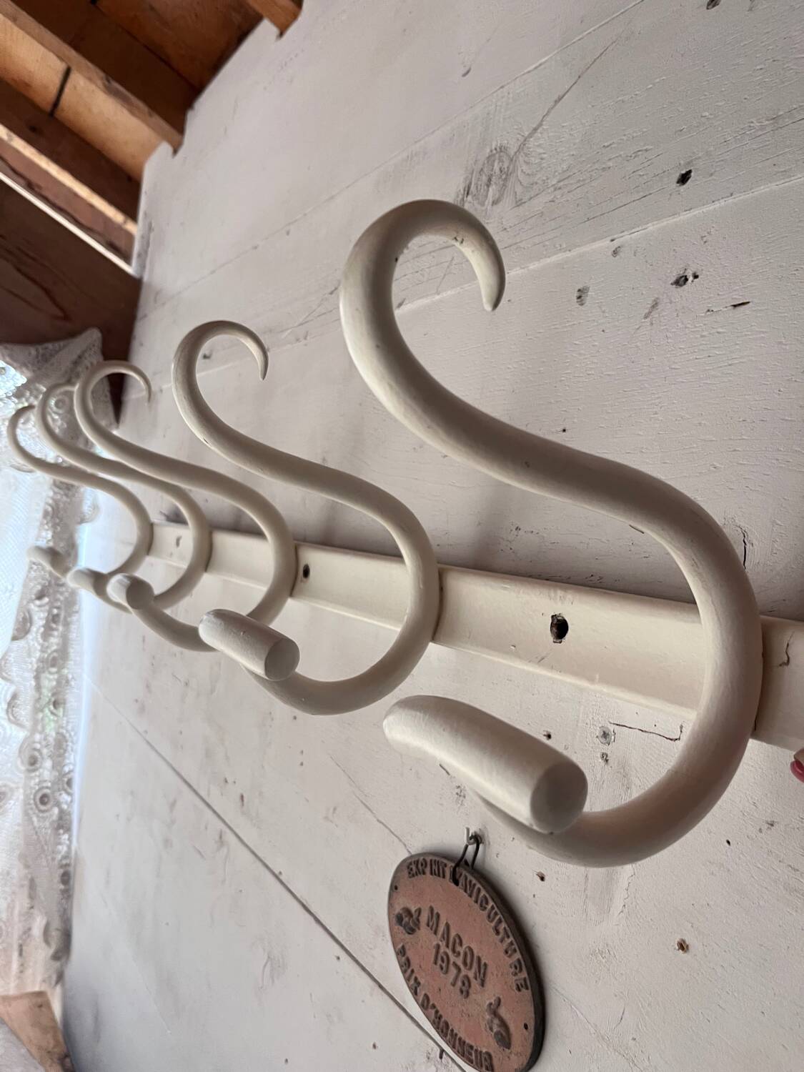 Long porte-manteau en bois courbé blanc
