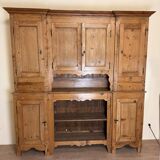 Very important Franc Comtois buffet from the 18th century in honey-colored fir circa 1750