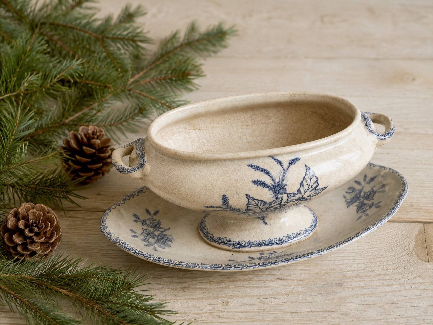 Small vegetable dish on a stand HB Choisy-le-Roi decoration Pine late 19th century