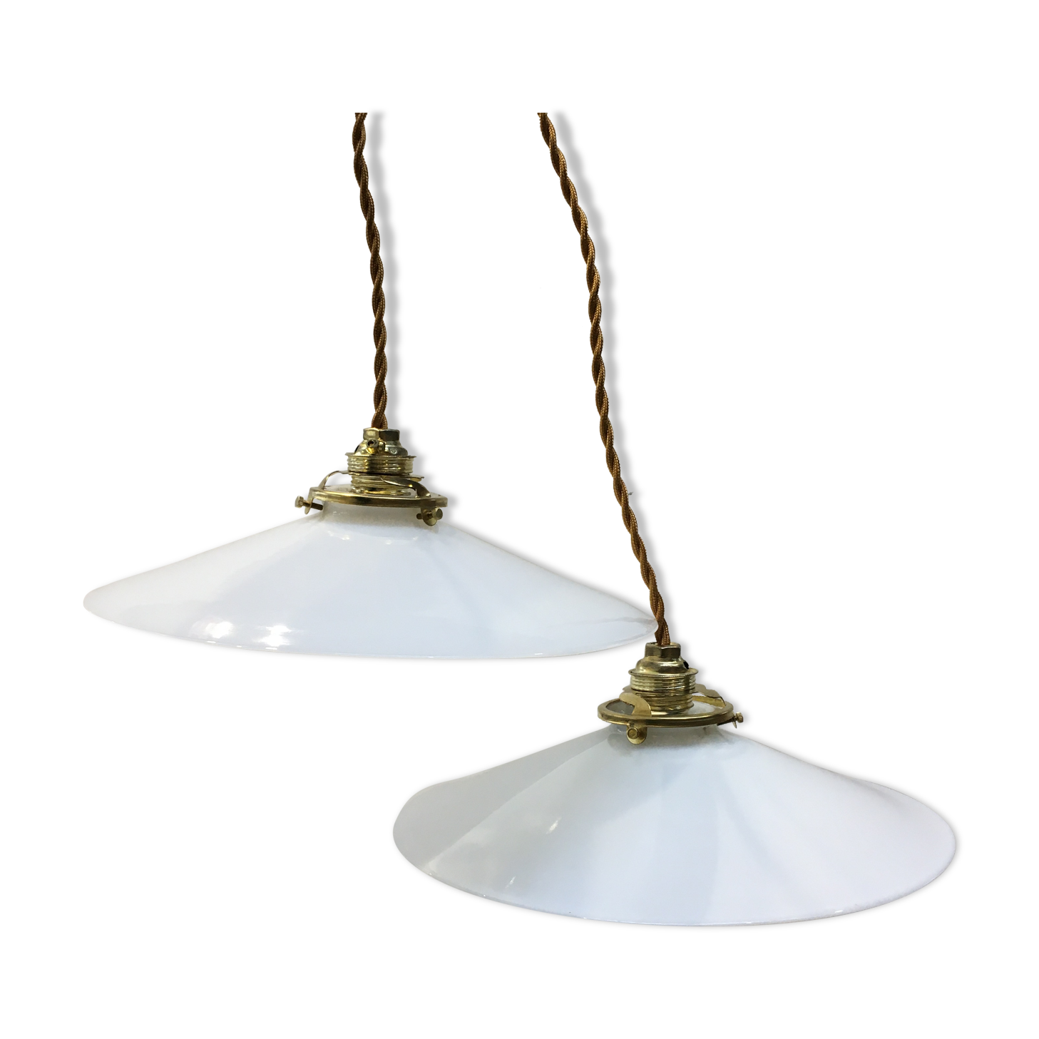 Paire de suspensions en opaline blanche