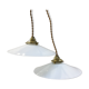 Paire de suspensions en opaline blanche