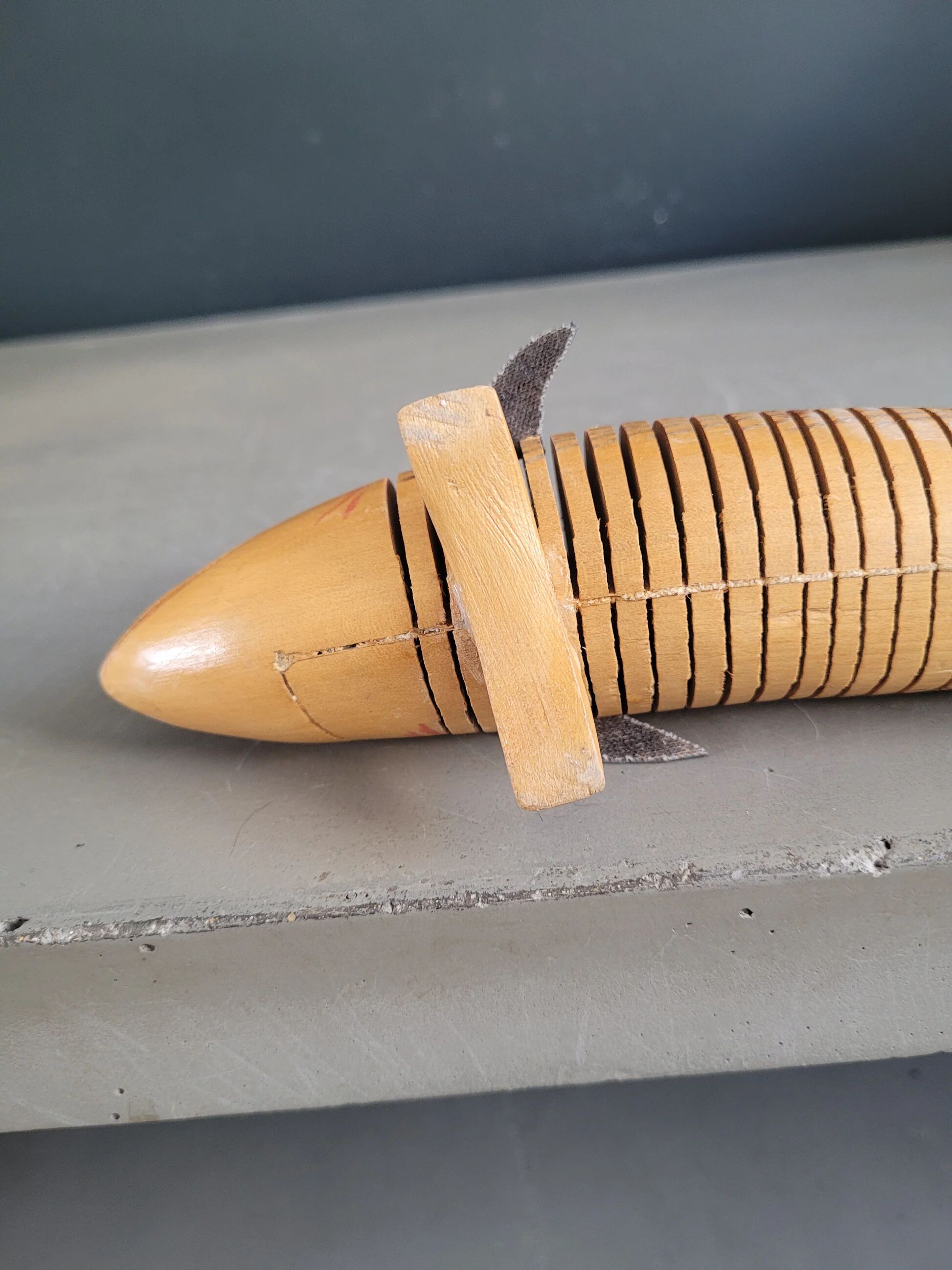 Vintage handmade wooden articulated fish - Ref 854