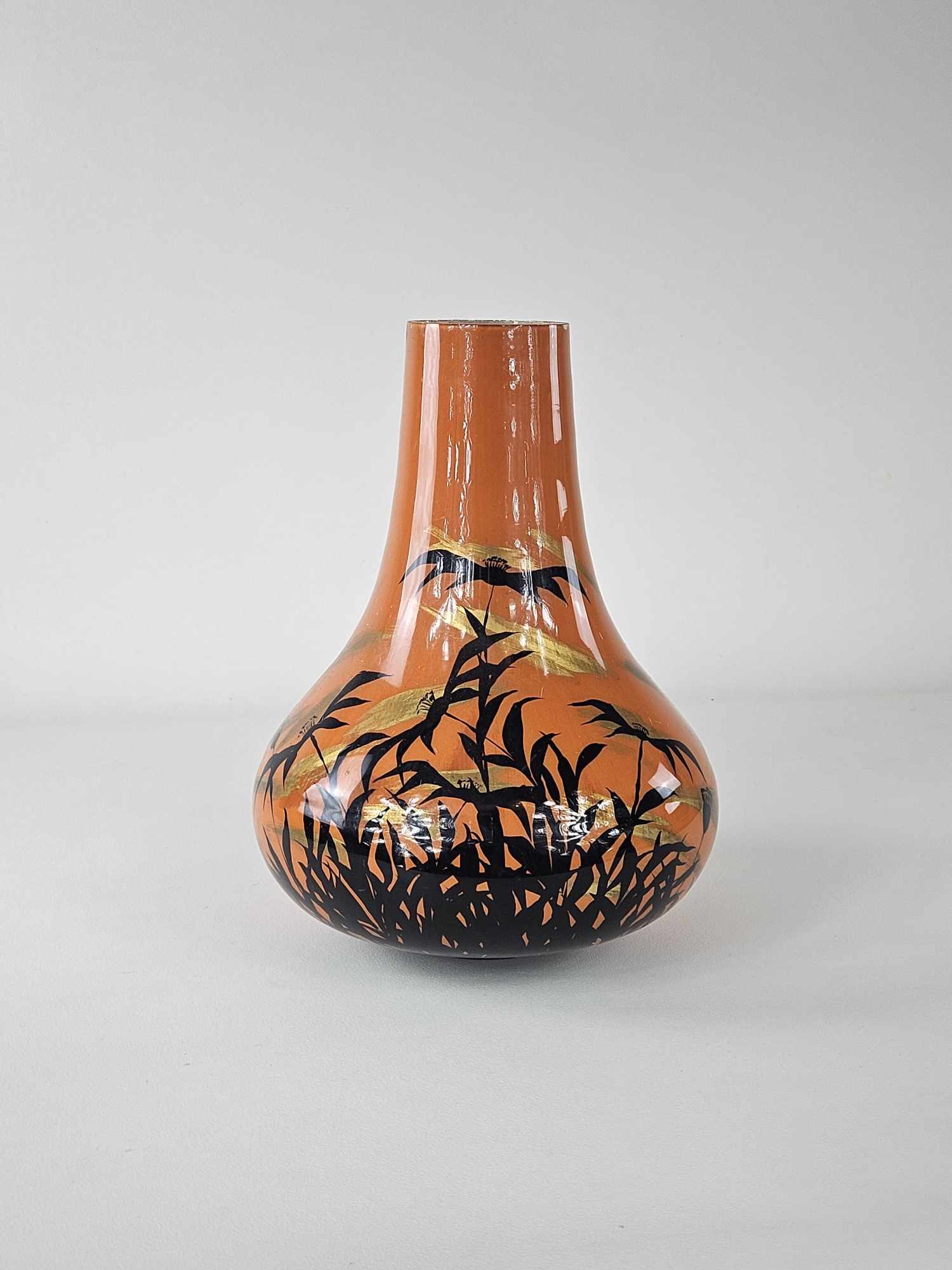 Lacquered vase with Japanese floral motifs, circa 1970