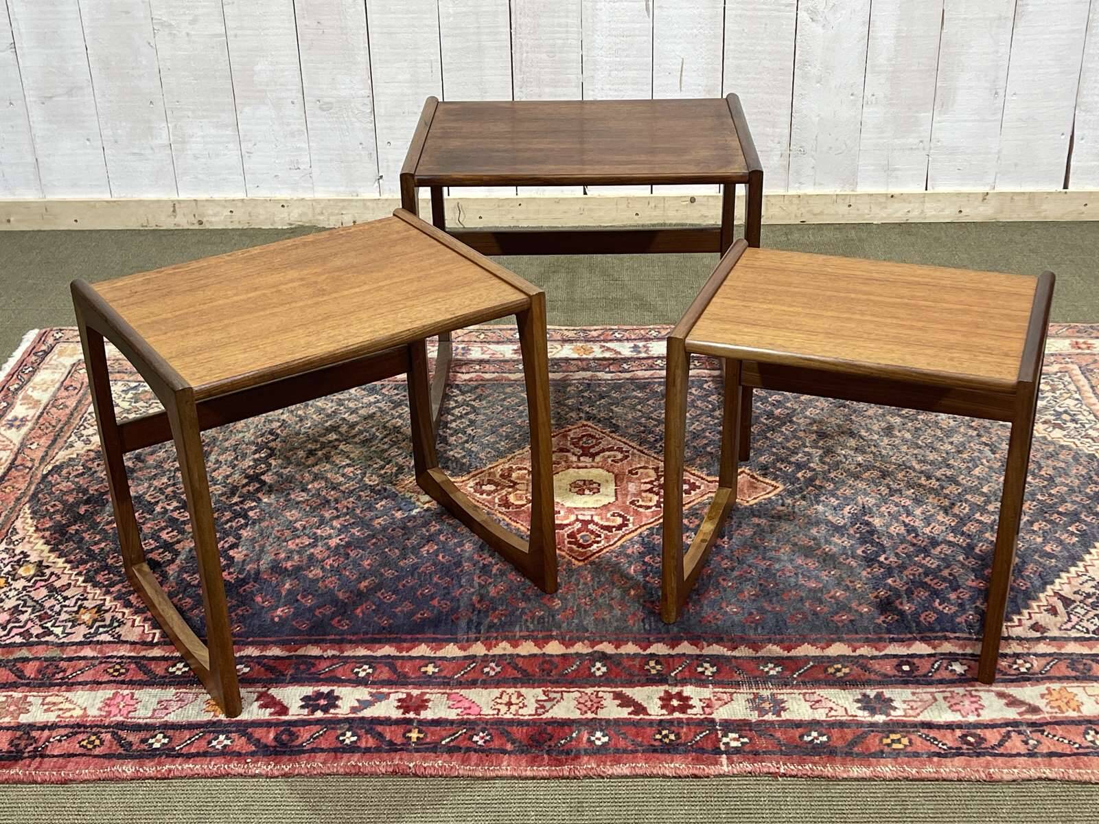 Suite de 3 tables gigognes anglaises en teck des années 70, G-Plan