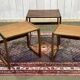 Suite de 3 tables gigognes anglaises en teck des années 70, G-Plan