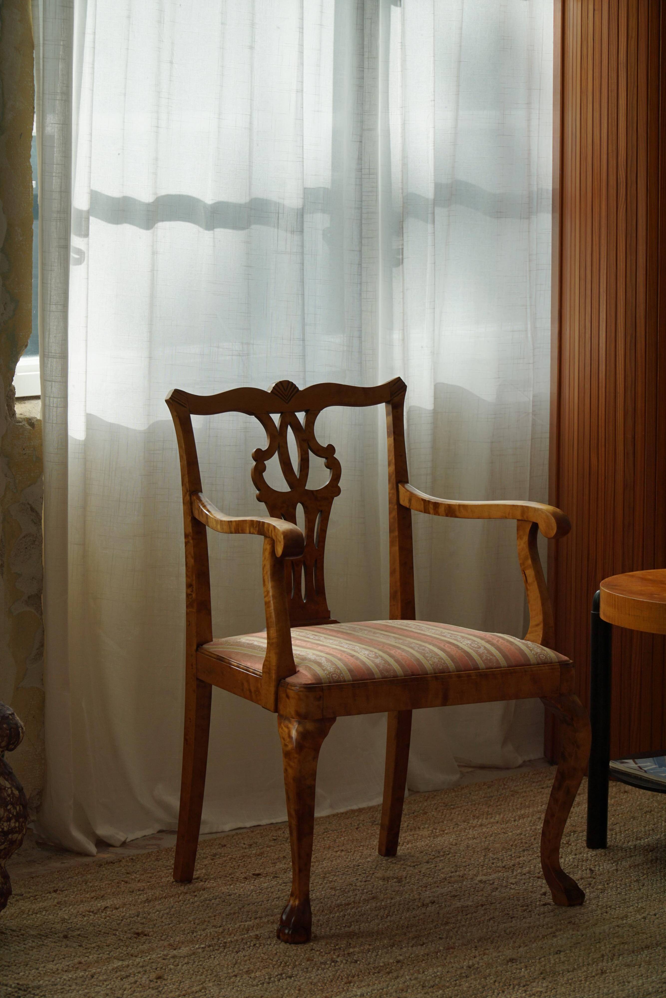 Une paire de fauteuils de style Chippendale anglais en bouleau, XXe siècle, Angleterre