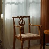 Une paire de fauteuils de style Chippendale anglais en bouleau, XXe siècle, Angleterre