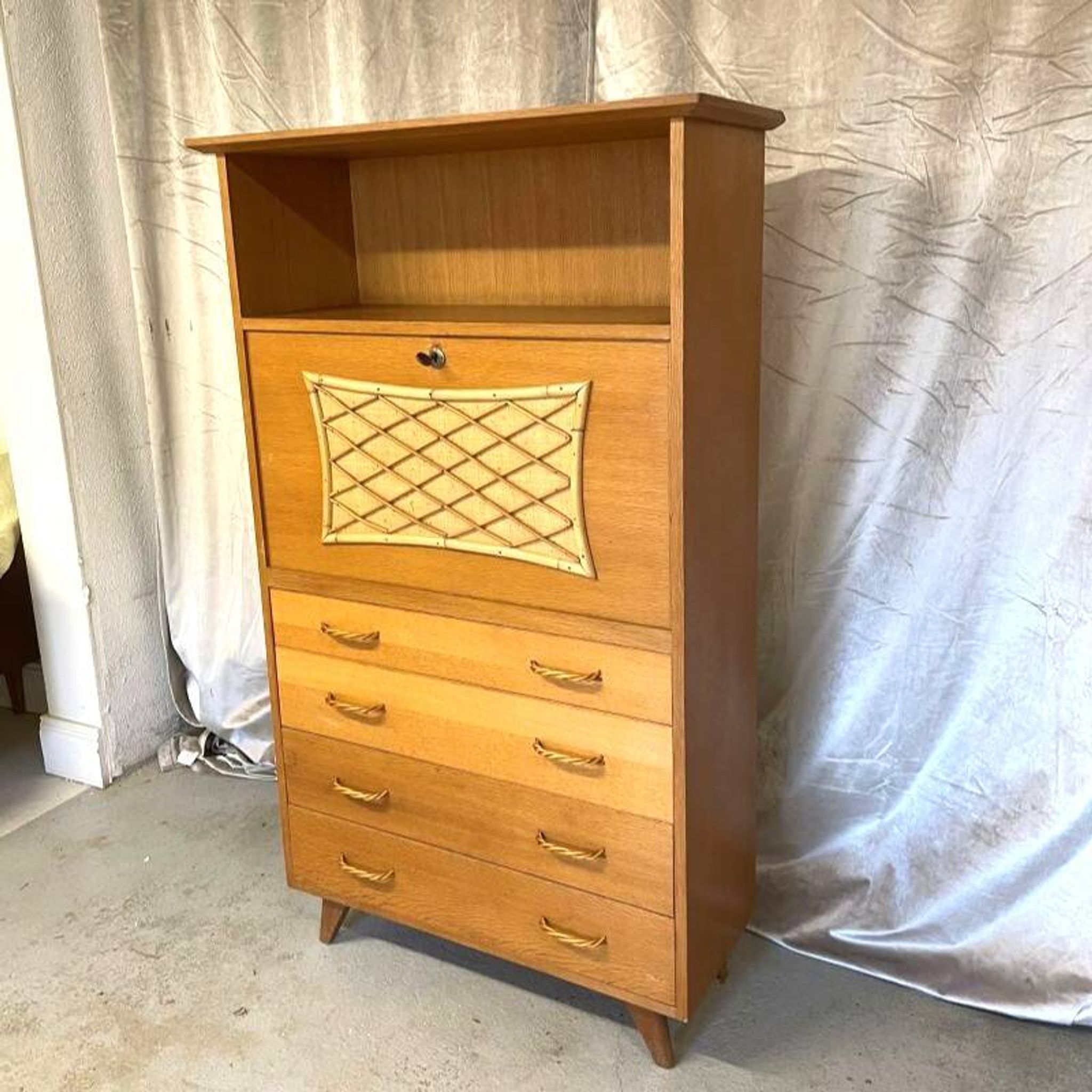 Ensemble secrétaire vintage et table d'appoint en bois et rotin