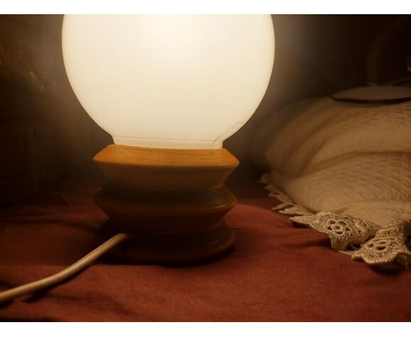 Lampe de chevet en bois et sphère en opaline | Selency
