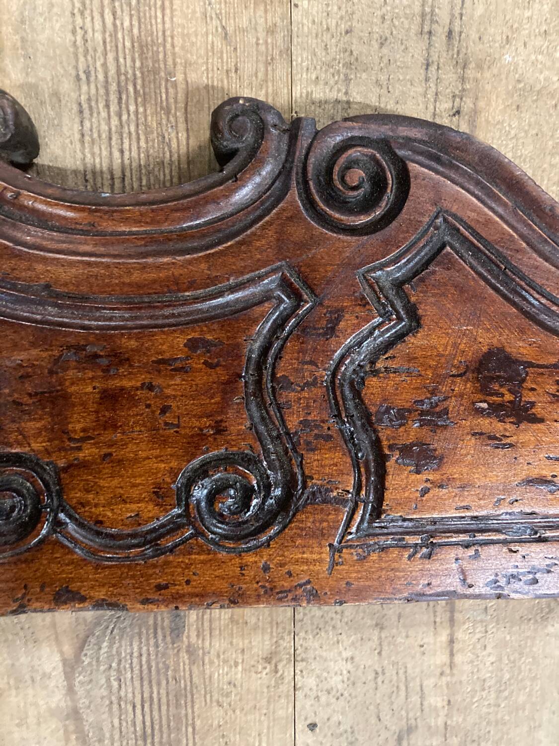 Corniche fronton en bas relief en bois