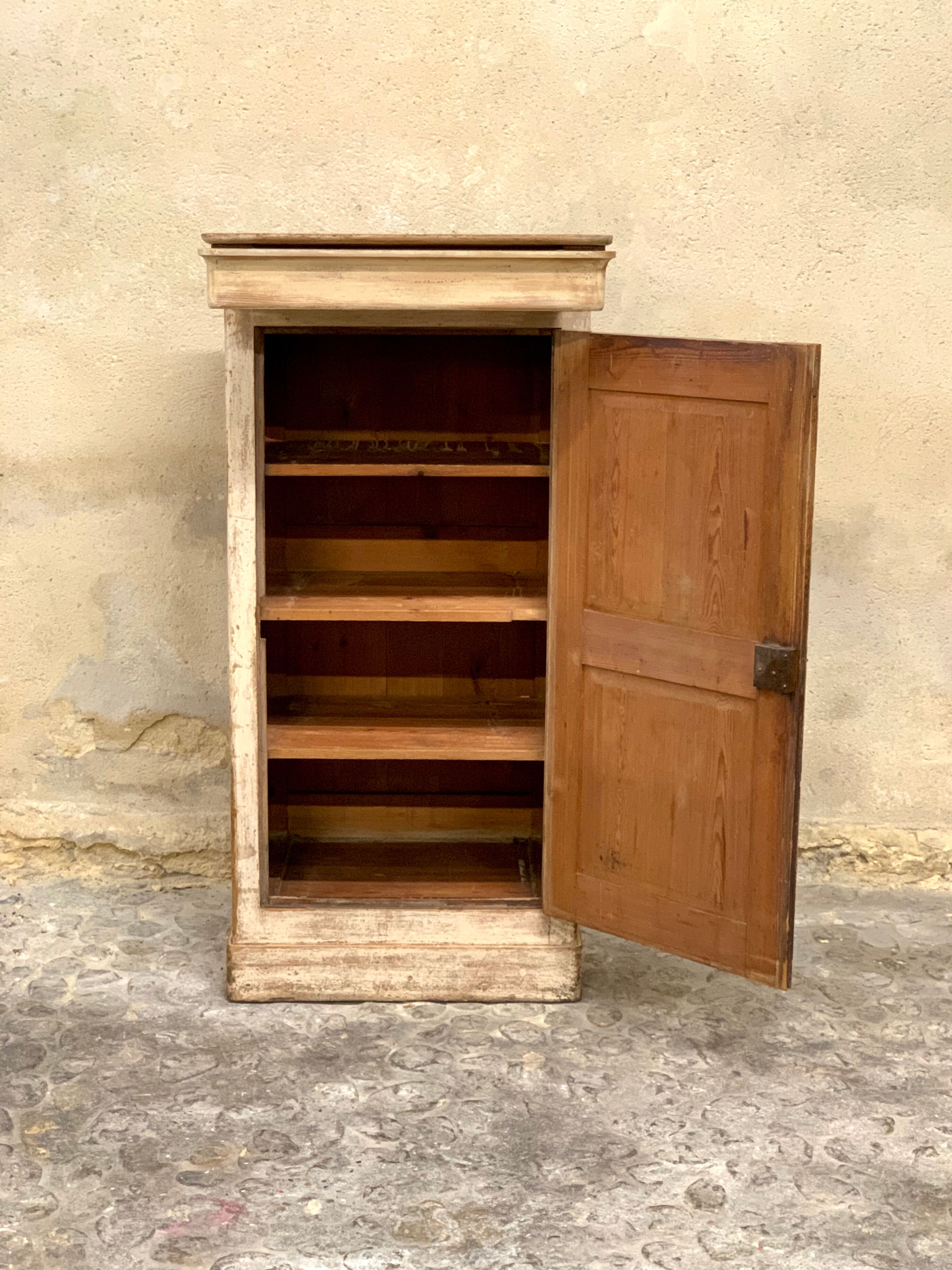 Bonnetière cabinet 1920