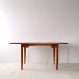 Extendable table with flaps