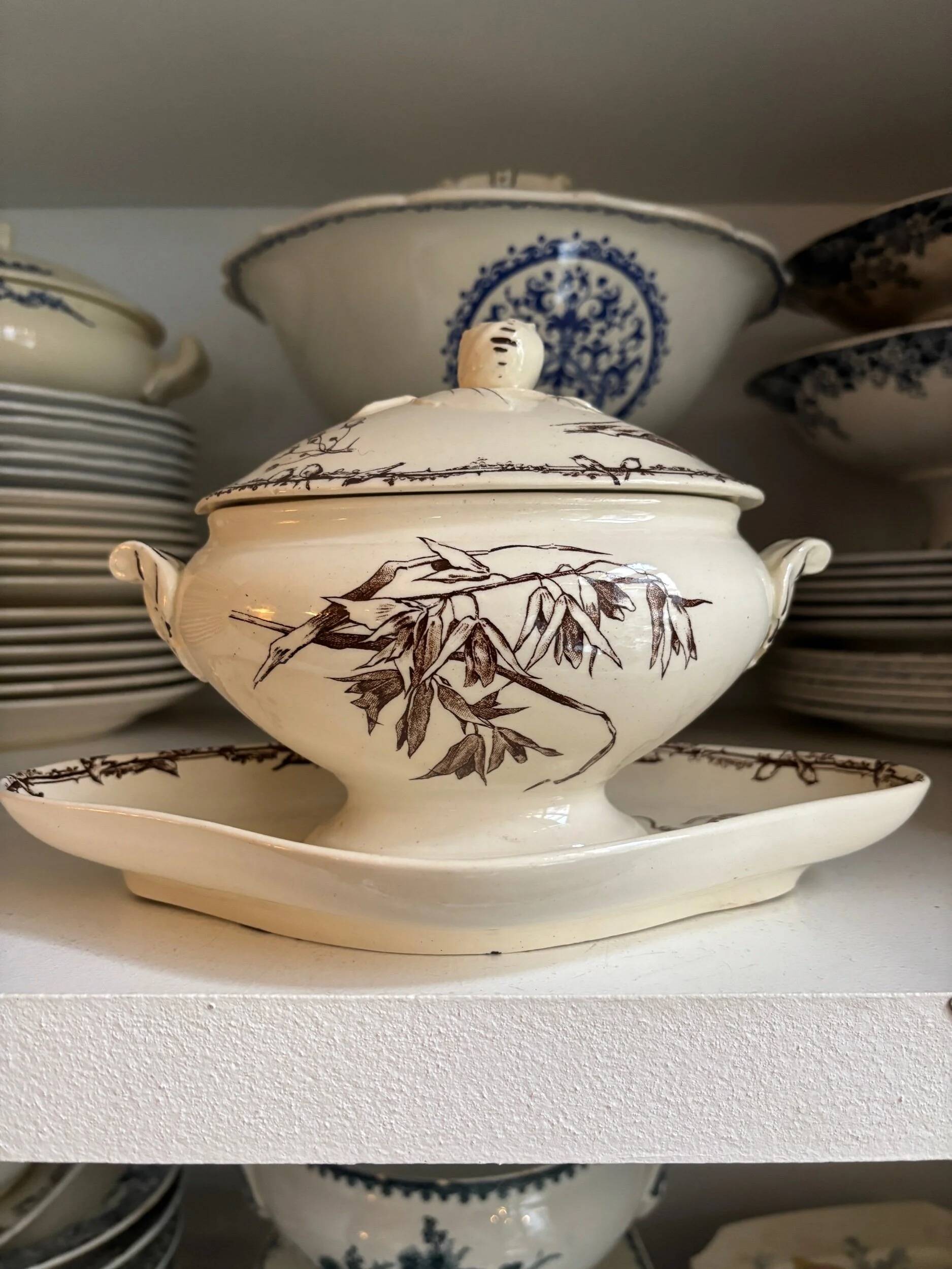 HB & Cie brown ironstone gravy boat with lid