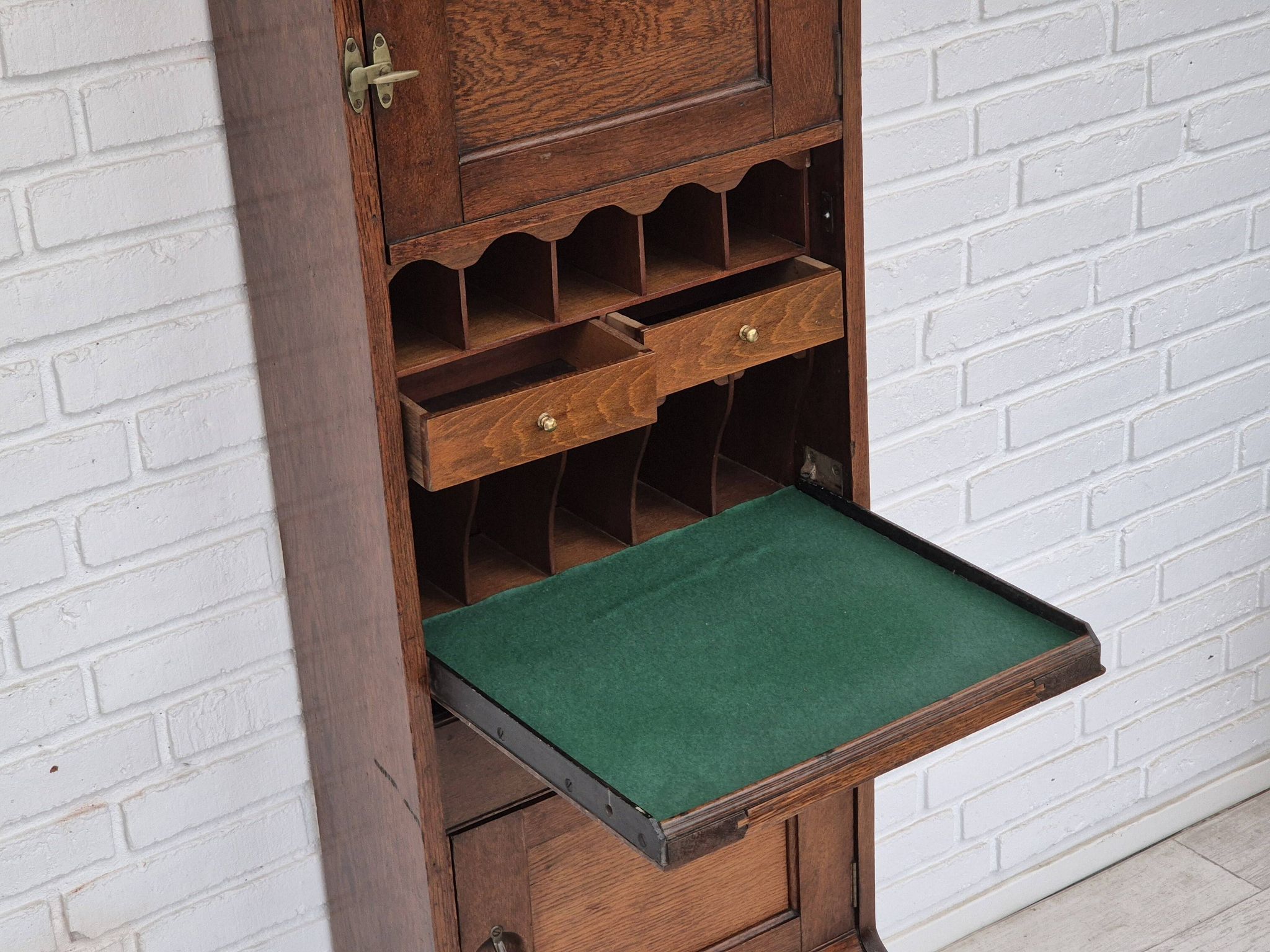 Armoire murale, bon état d'origine, bois de chêne, années 50, design scandinave