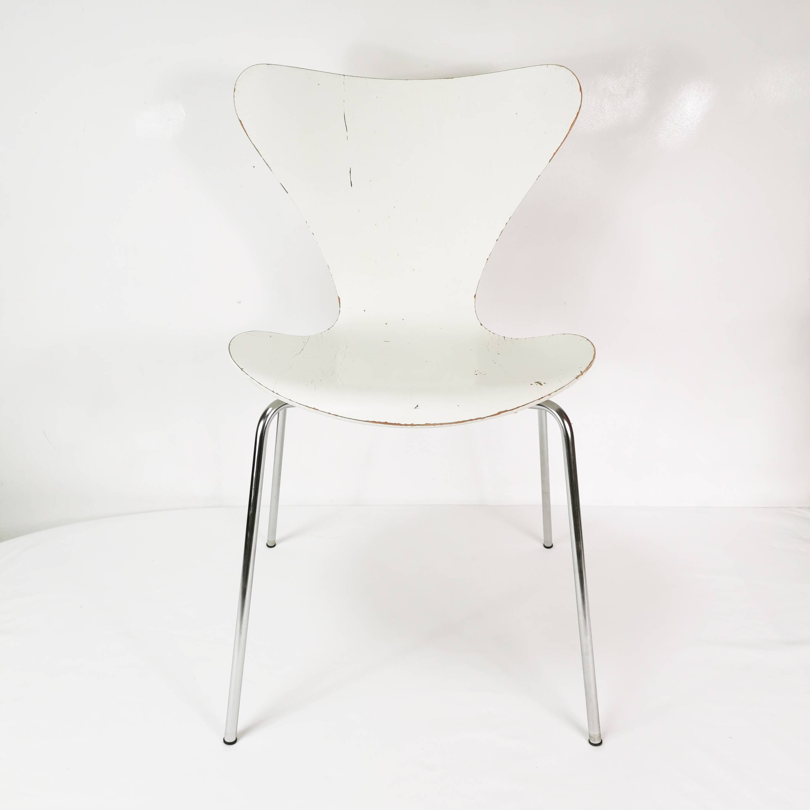 Designer chair, butterfly model 3107, Fritz Hansen, designed by A. Jacobsen