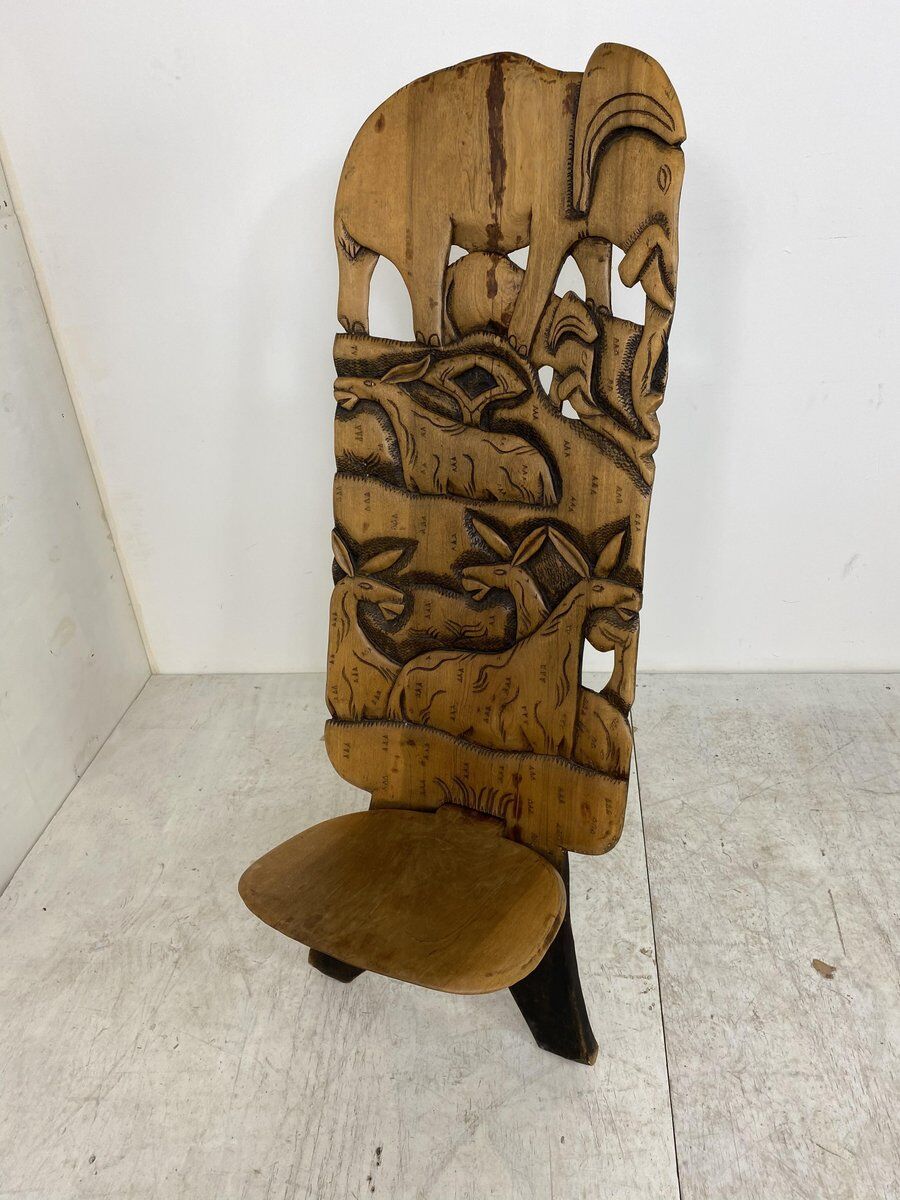 Chaise tribale sculptée à la main Afrique années 1960