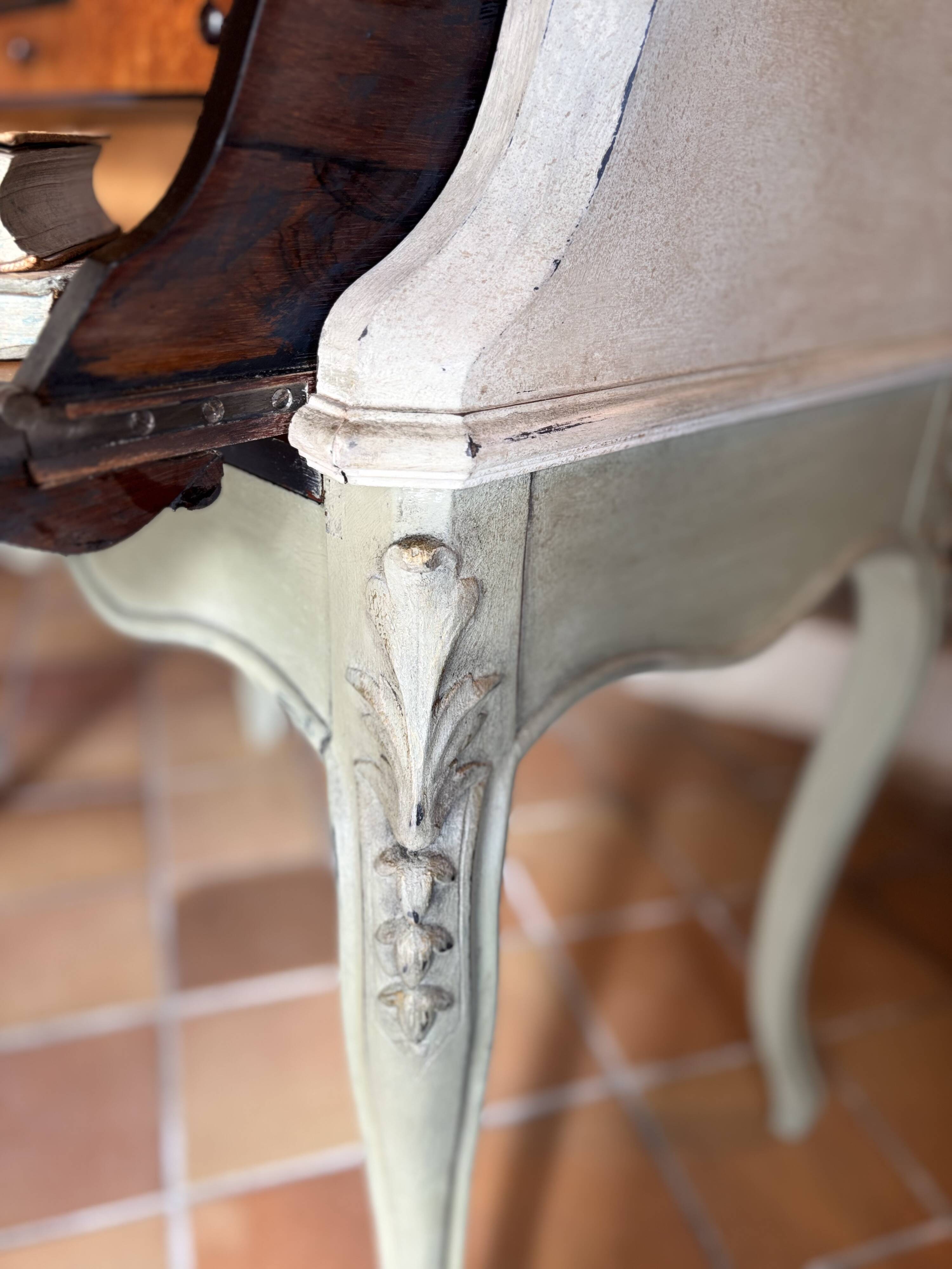Cylinder desk, between light and the gentleness of time