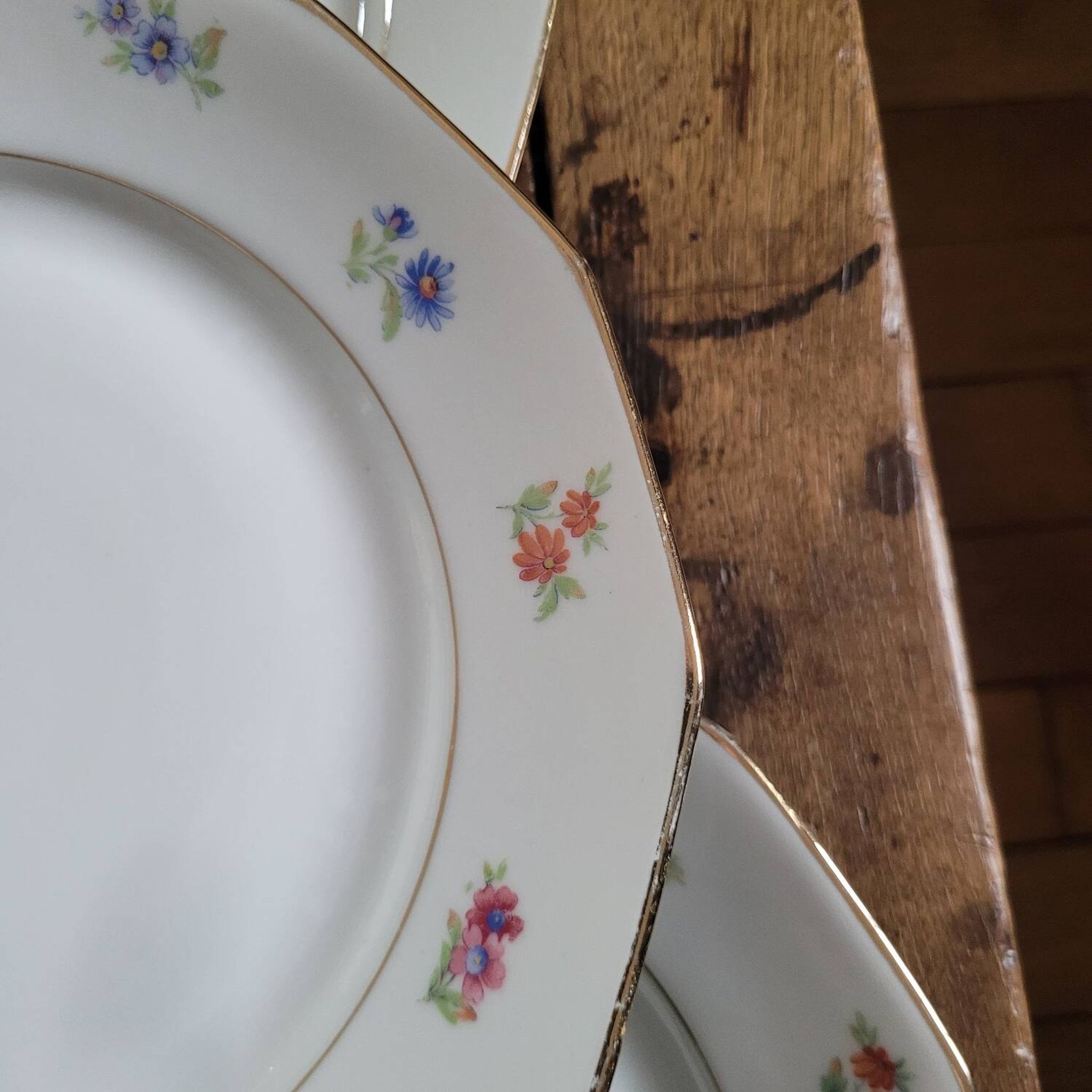 Set of 8 porcelain plates with twelve cut sides - floral decoration and