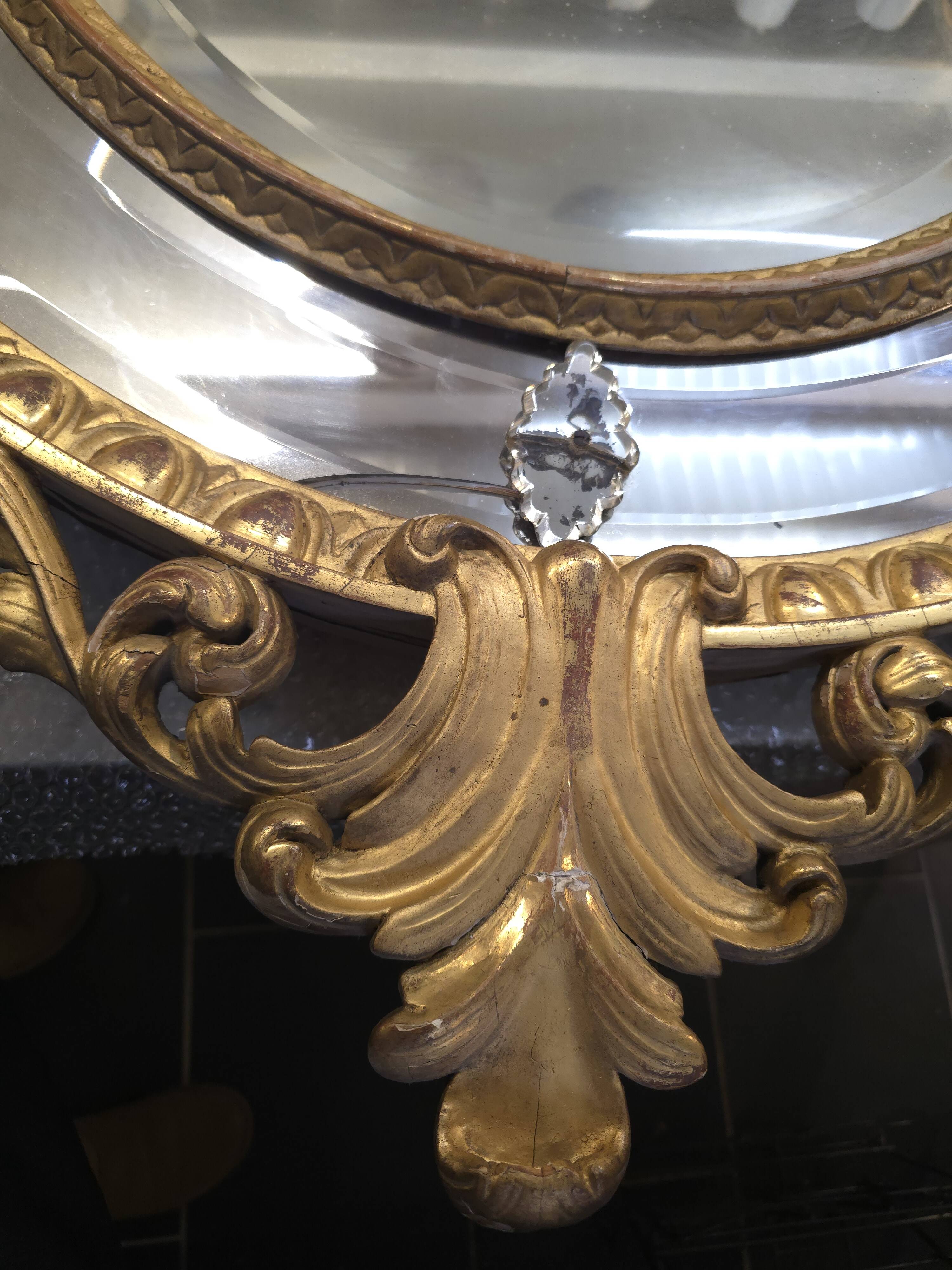 Oval mirror in gilded wood