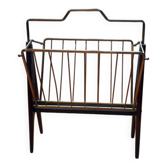 Folding magazine rack