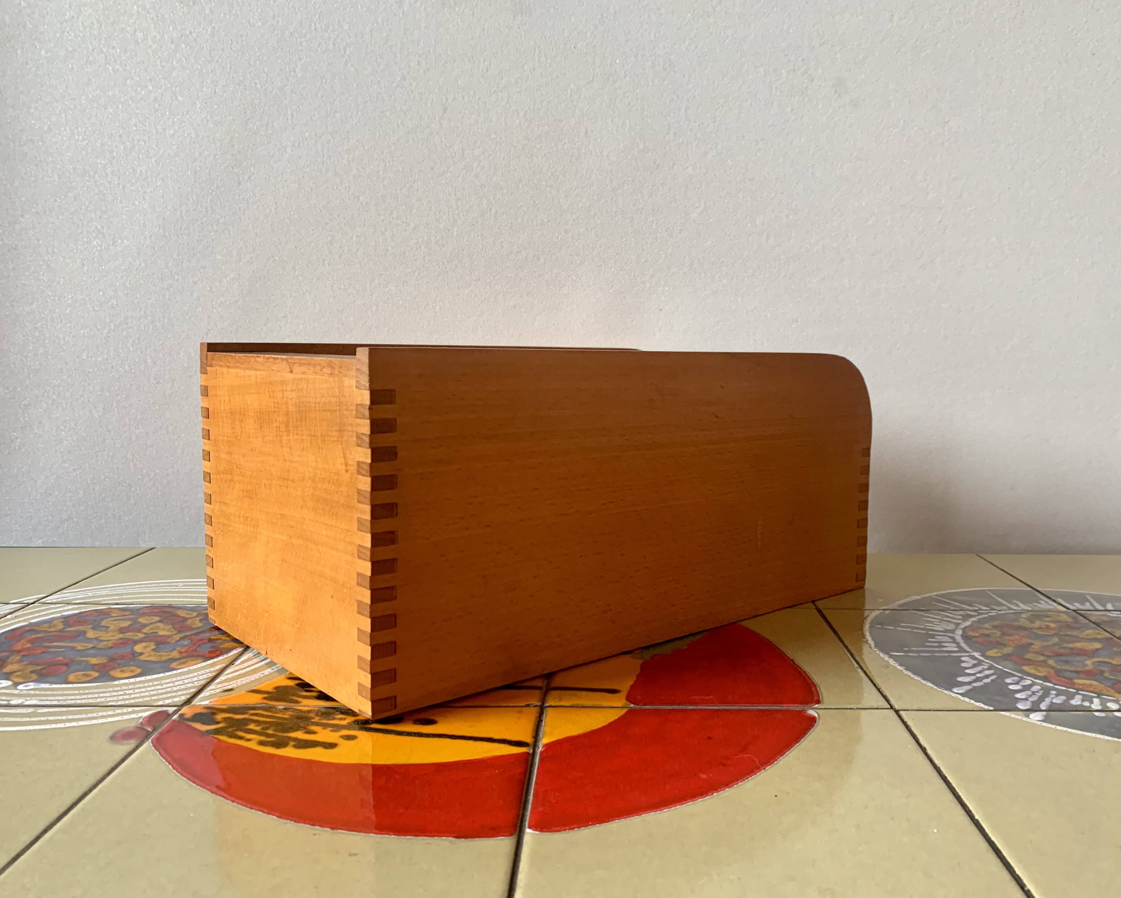 2 anciennes boîtes de classement en bois à volet