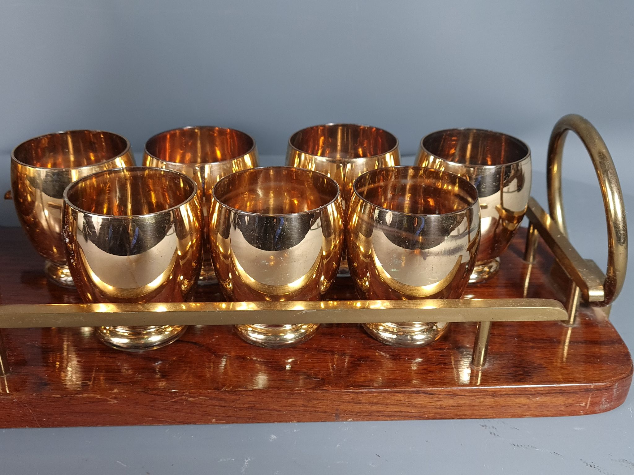 Alcohol service: bottle - 7 golden puffed glasses, vintage mahogany tray 50s sb
