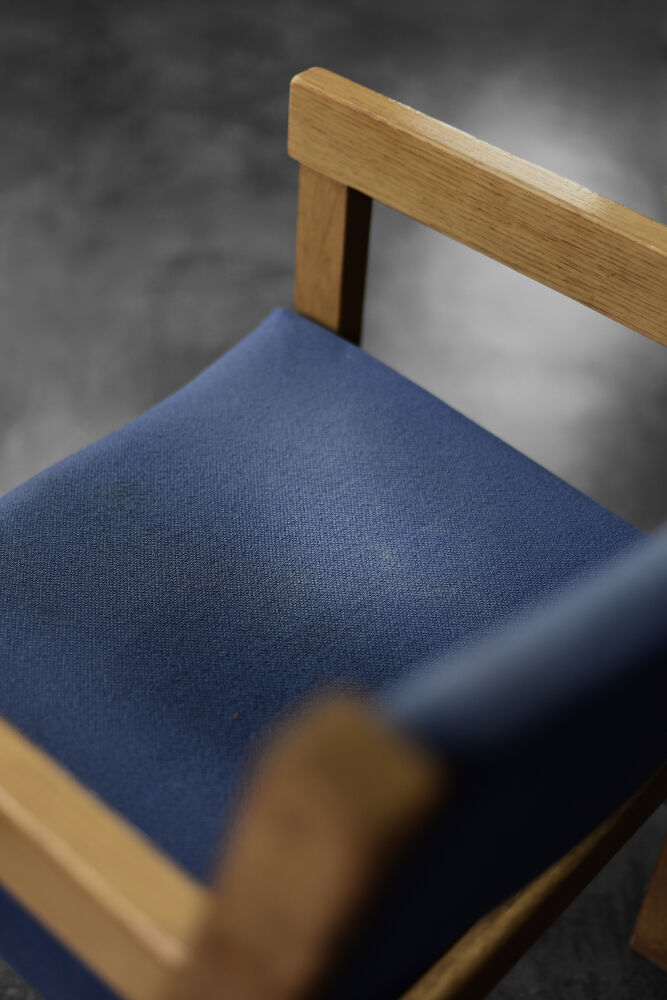 Vintage Danish chair in oak and blue fabric from the mid-century by Hans J. Wegner for Getama, 1960s.