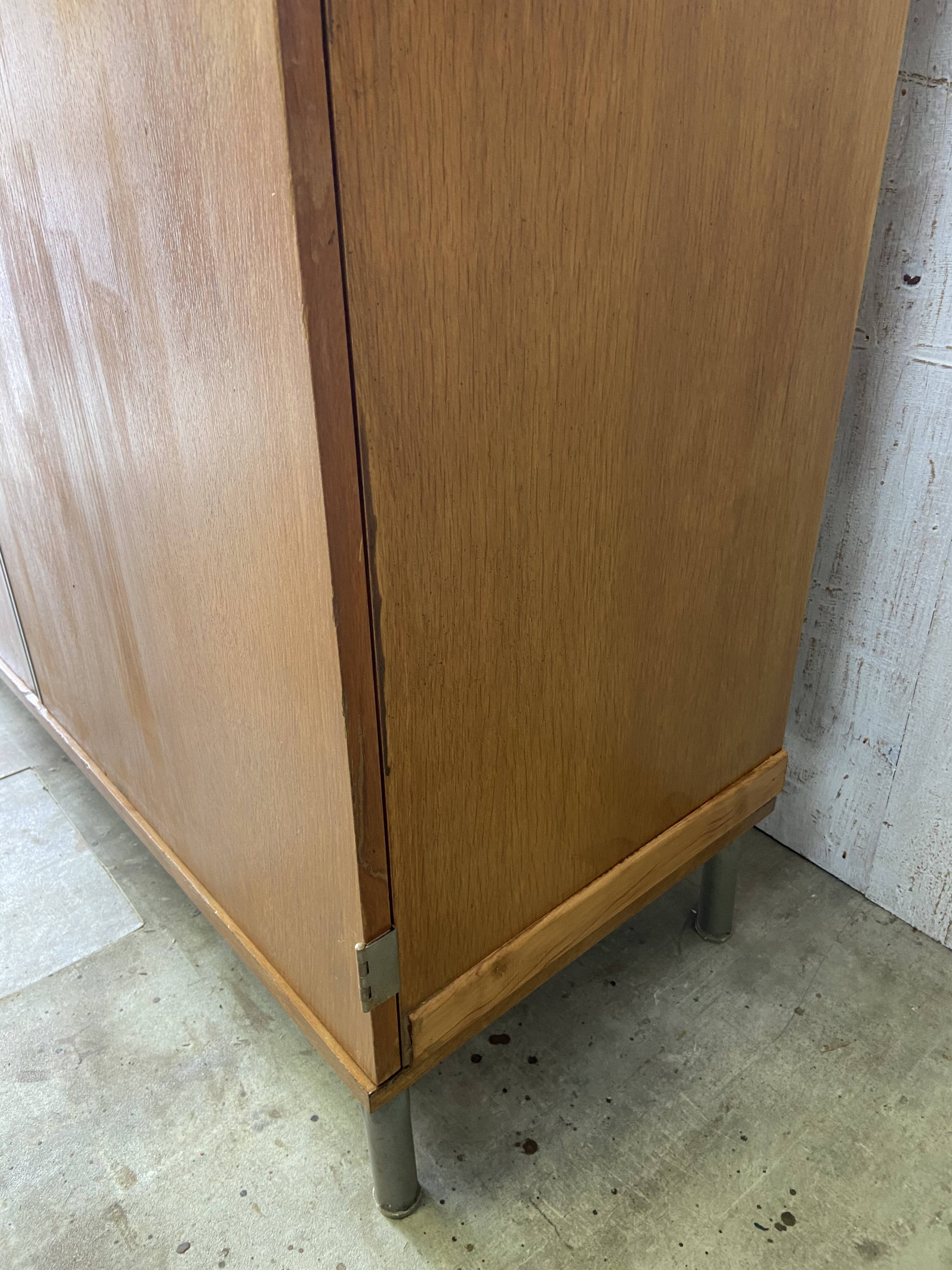 Armoire d'école vintage