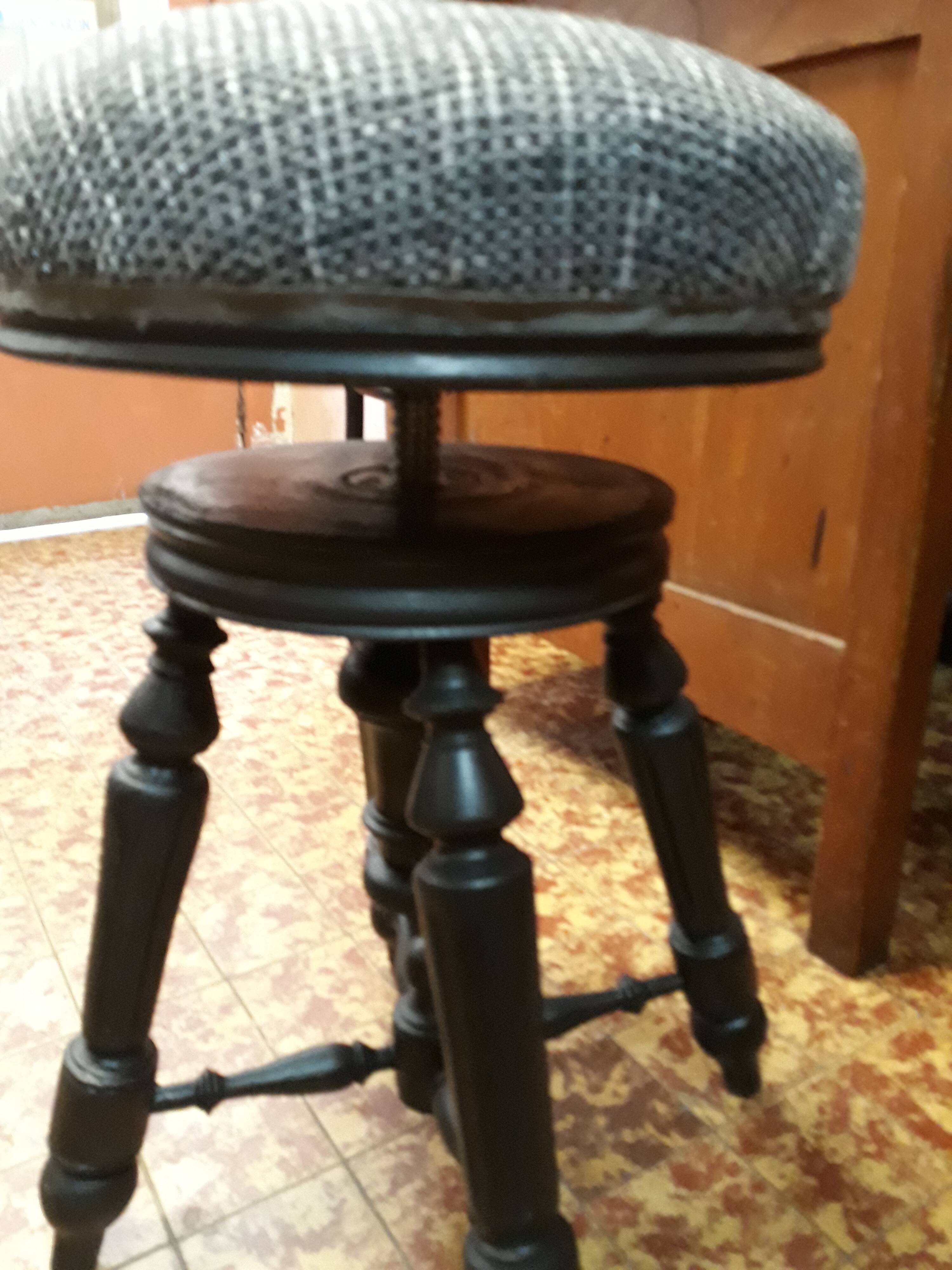 Adjustable piano stool