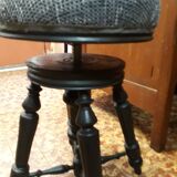 Adjustable piano stool