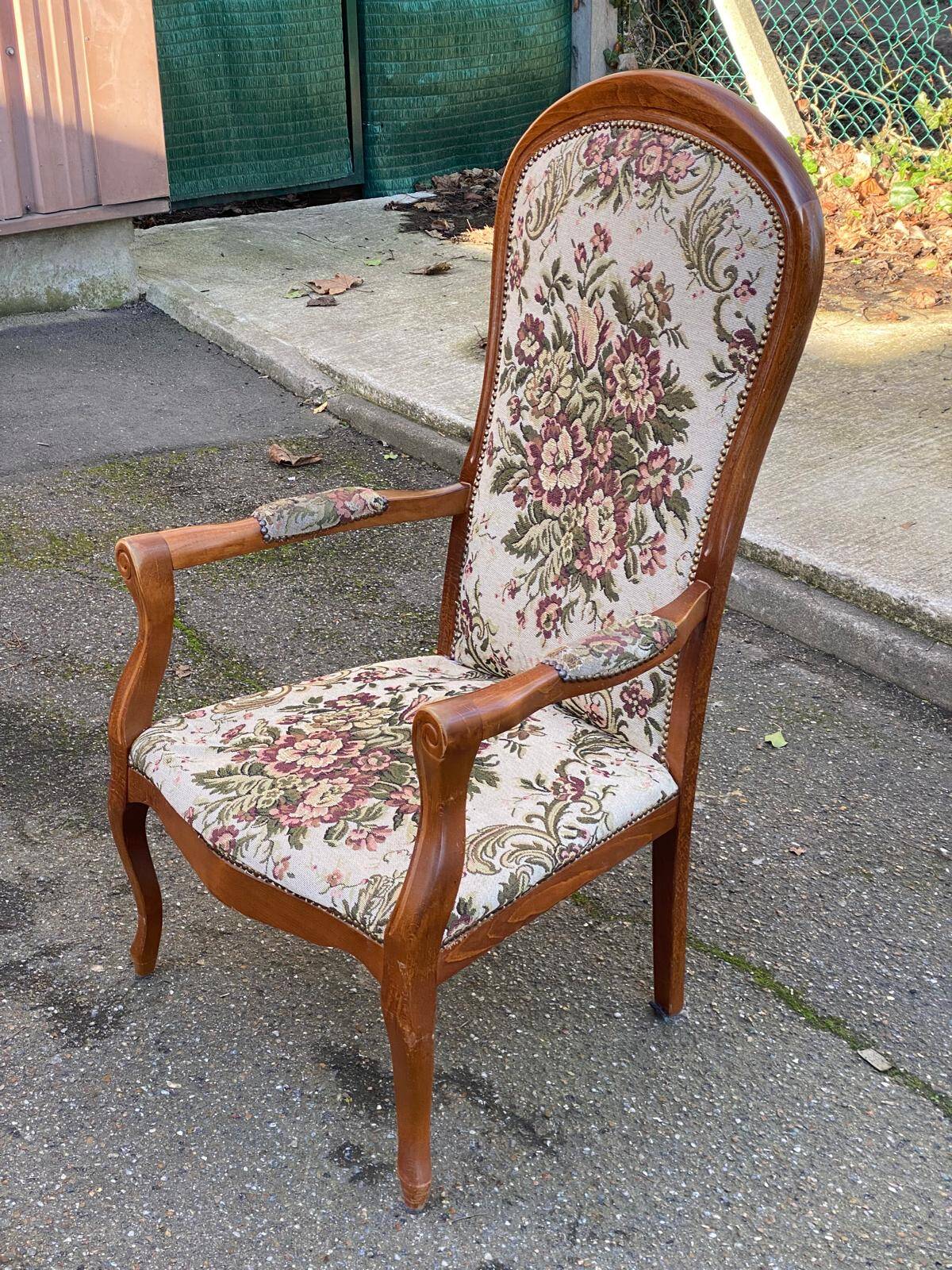 Louis XV Voltaire armchair in solid wood and floral fabric.