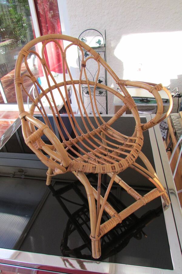 Chaise enfant en rotin, forme coquille