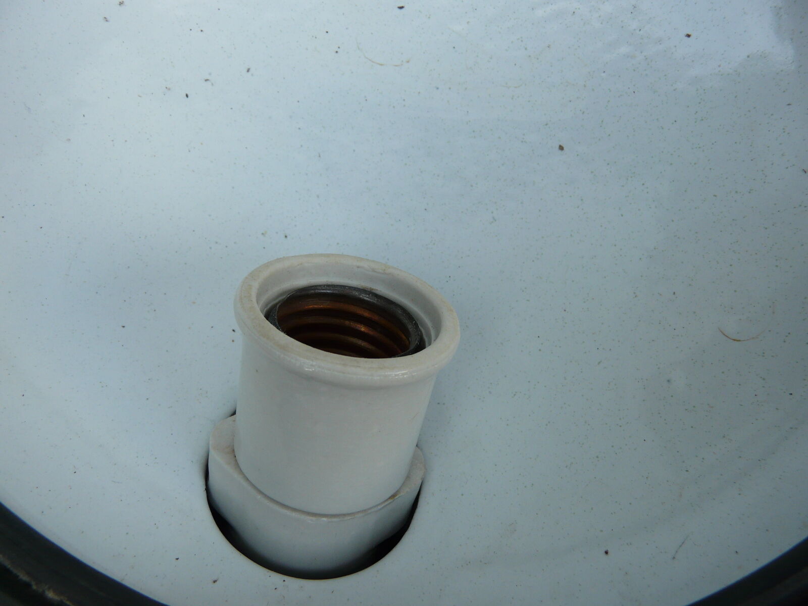 Applique en fonte émaillée blanche bordure bleue diamètre 30cm.