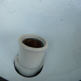 Applique en fonte émaillée blanche bordure bleue diamètre 30cm.