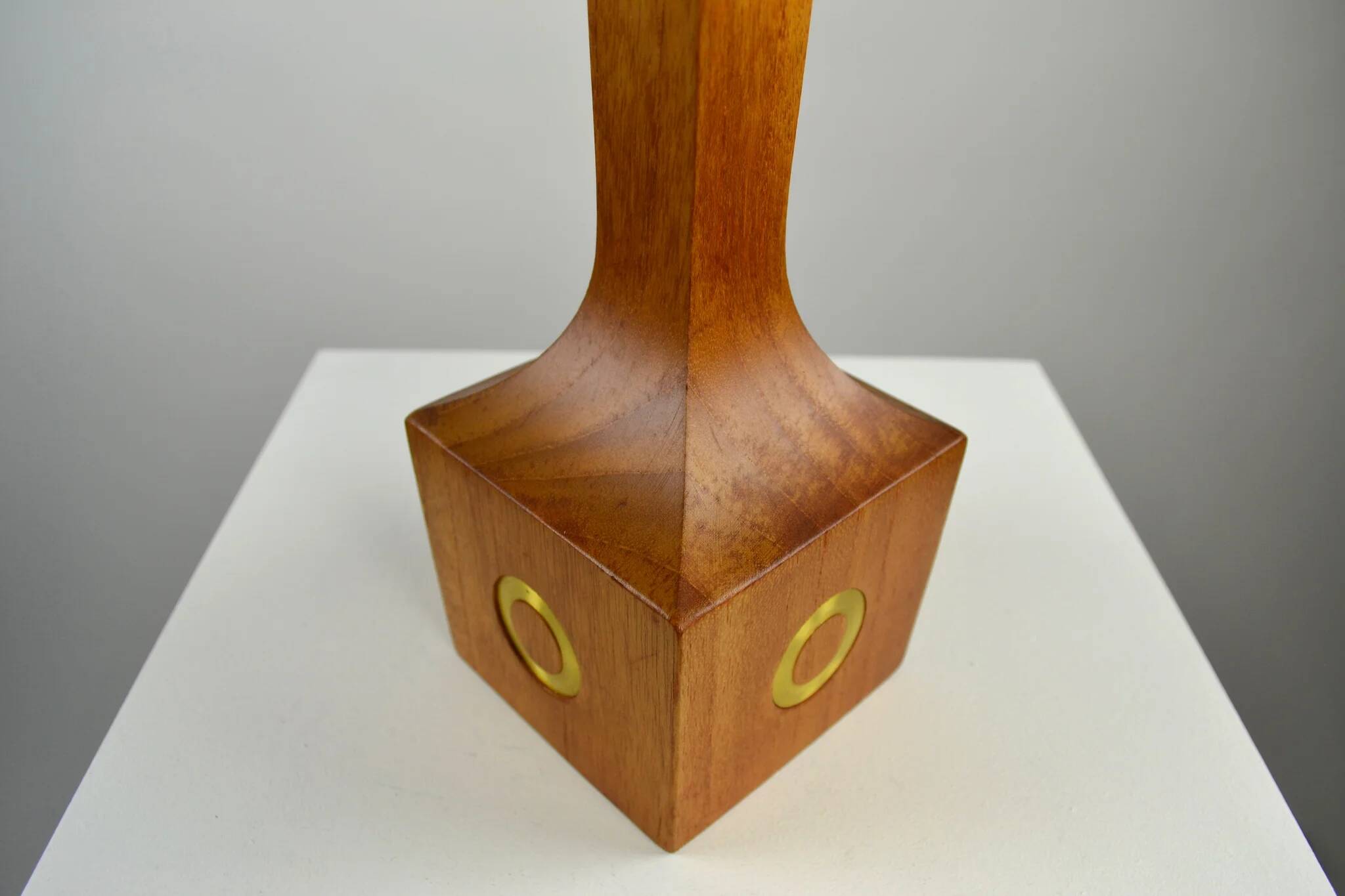 Lampe de table, teck et laiton, années 1960, Suède