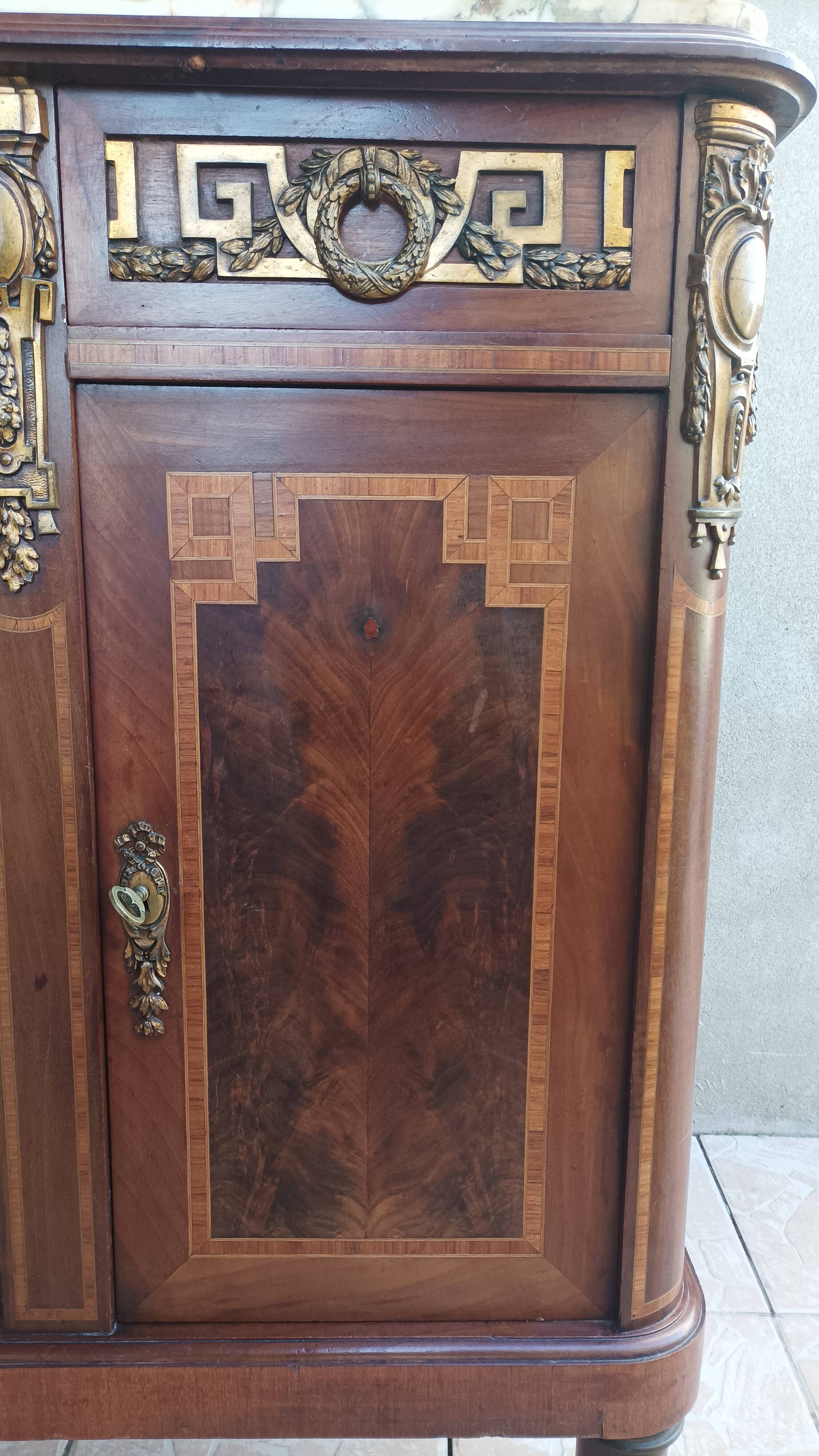 Buffet desserte Louis XVI en placage d'acajou et marqueterie de bois précie