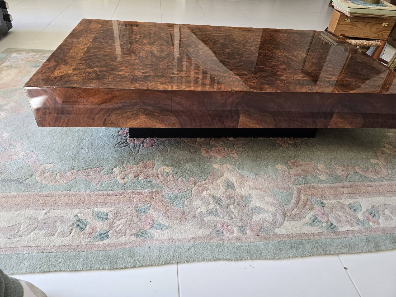 Table basse marqueterie bois de loupe 1970