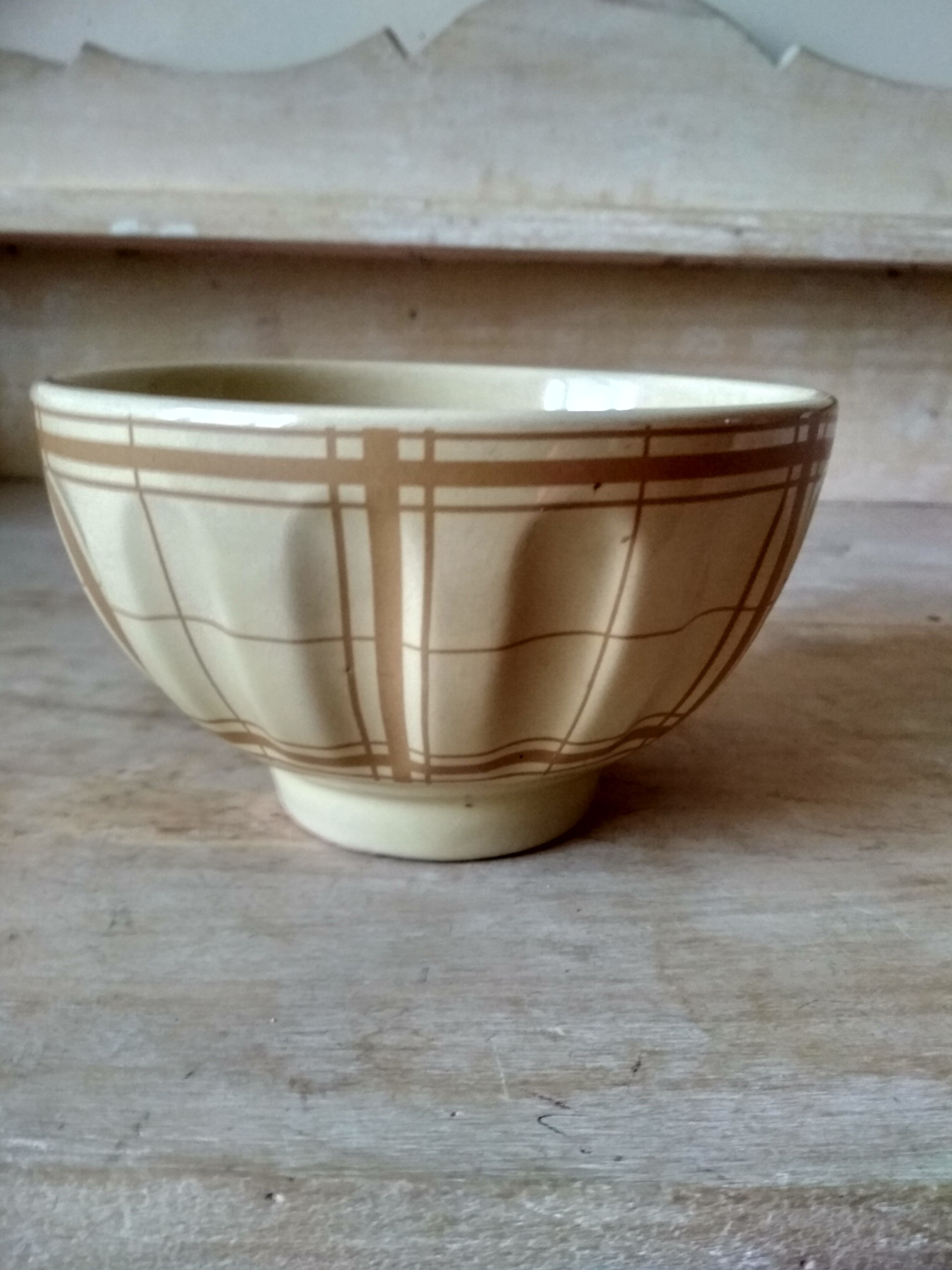 Straw yellow lunch bowl and ochre stripes