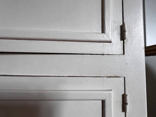 White 2-door bonnet cabinet