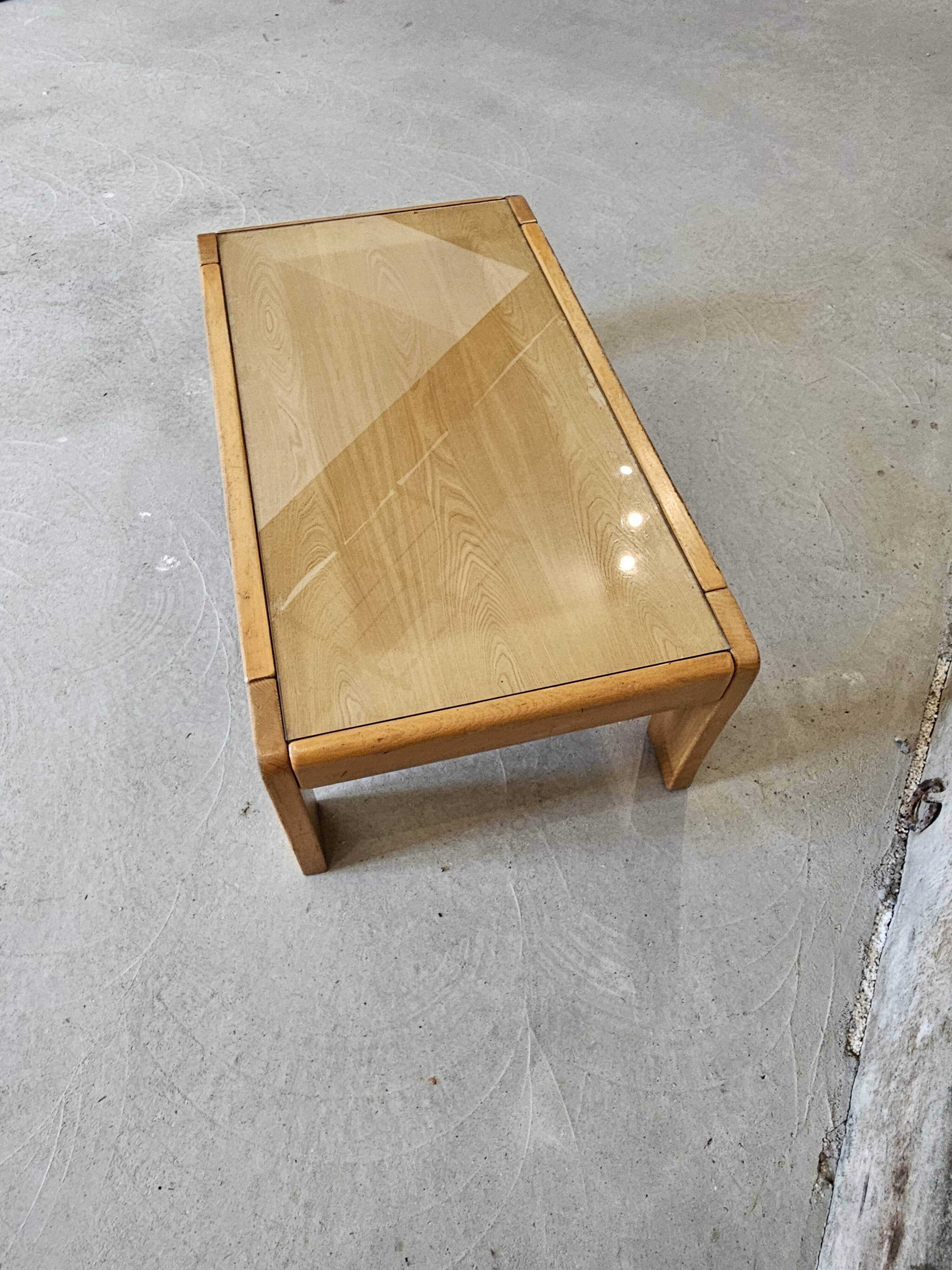 Designer coffee table 1970-1980 in kois elm and glass