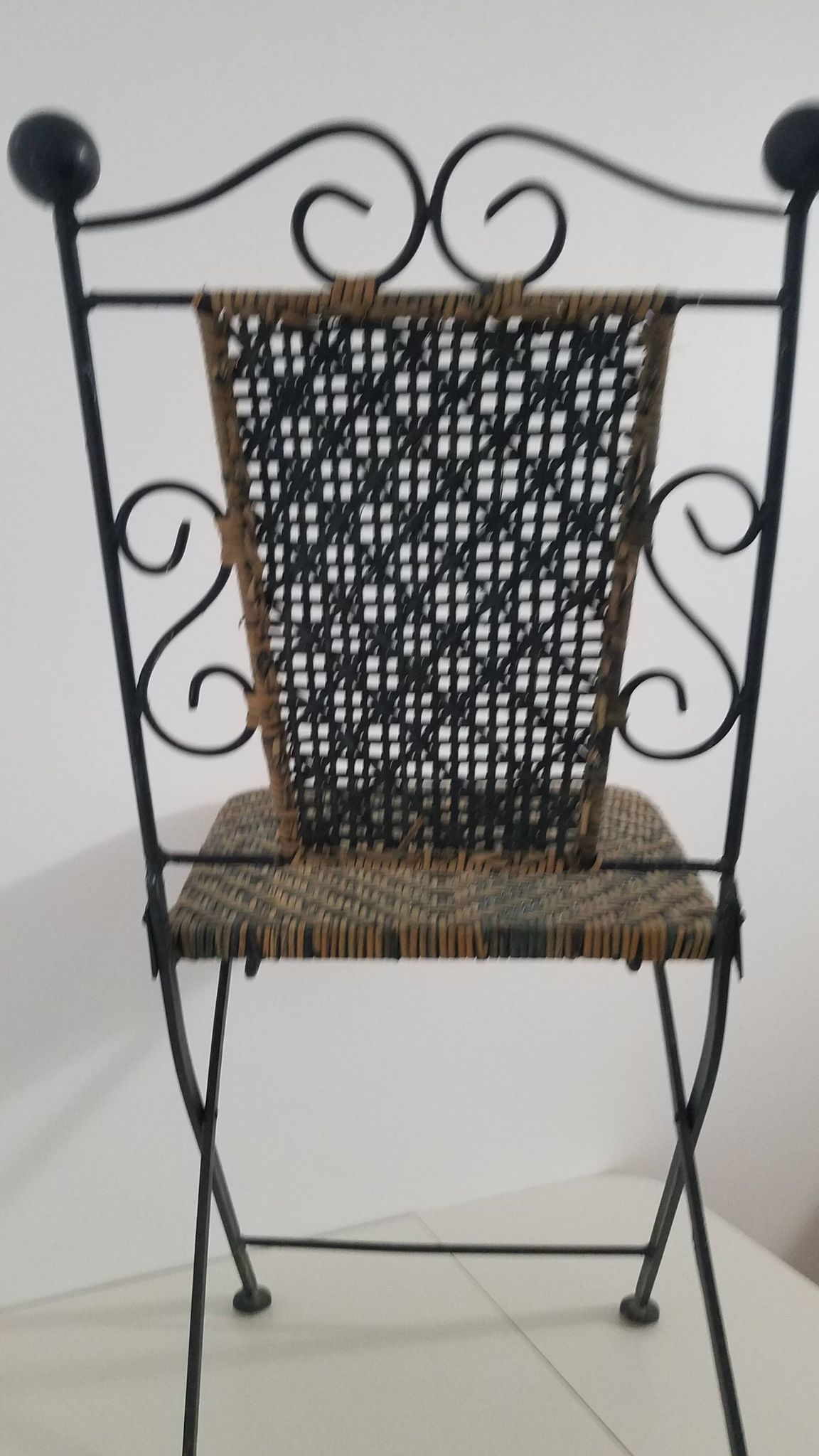 Chaise en fer forgé et rotin,  pliante  et vintage