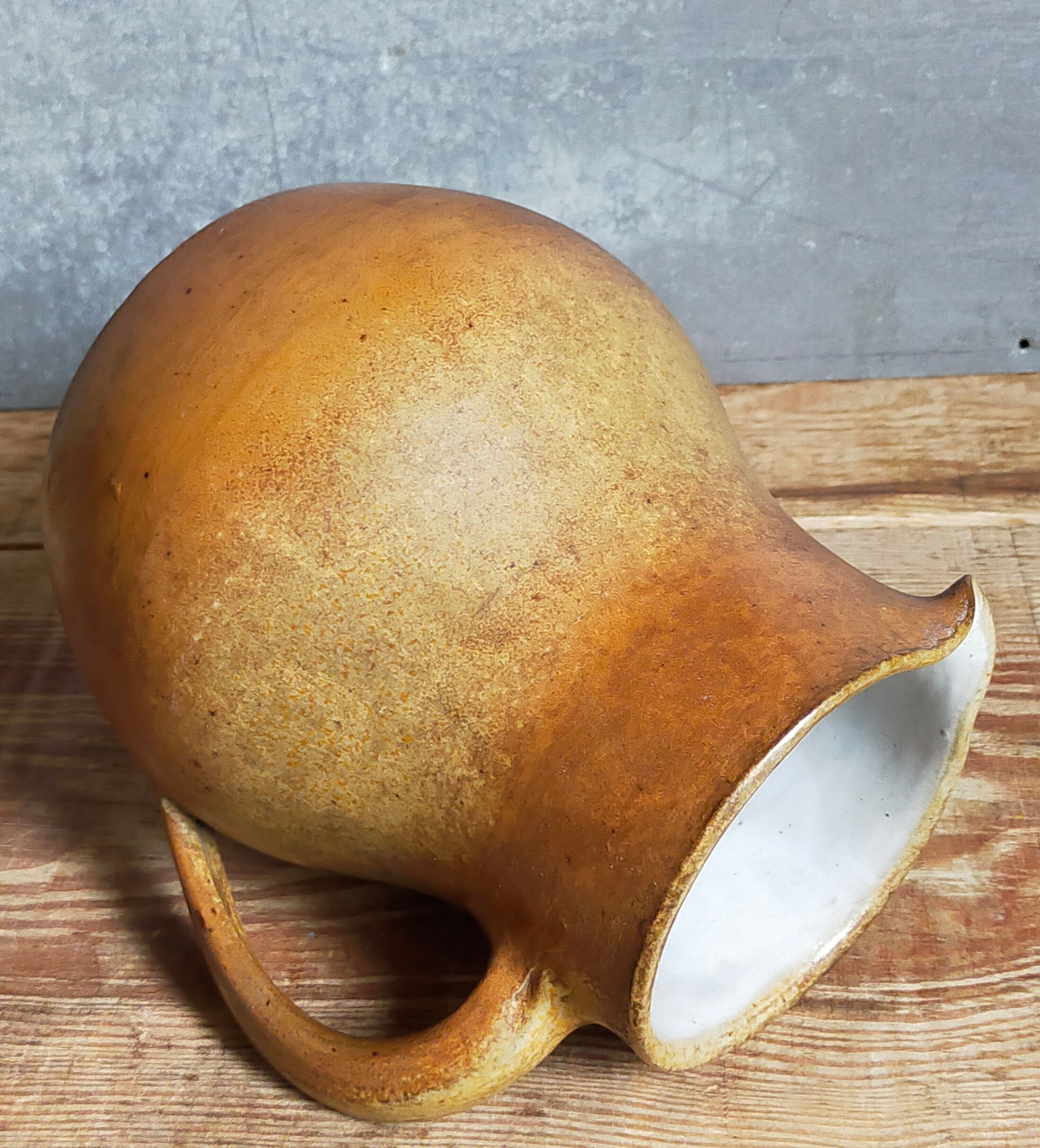 Pitcher Art-Populaire in ancient sandstone