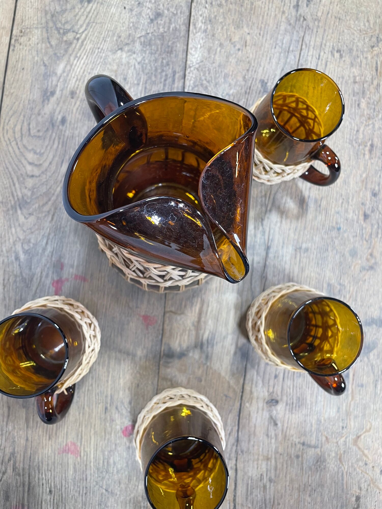 Carafe and glasses in amber glass and rattan