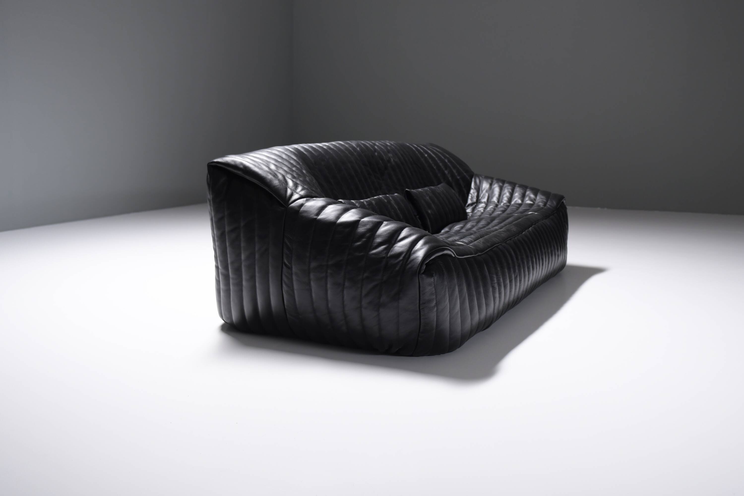 Stunning Sandra sofa in new black leather by Annie Hieronimus for Cinna France