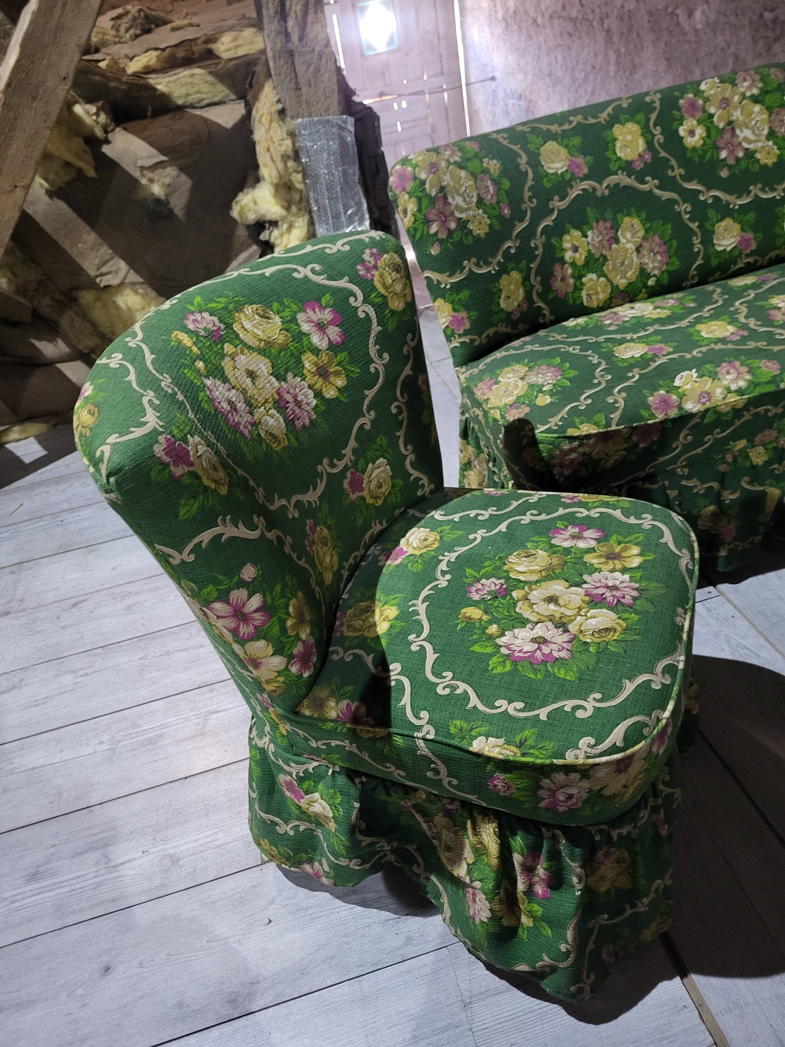 Sofa and its 2 matching armchairs from the 1960s.